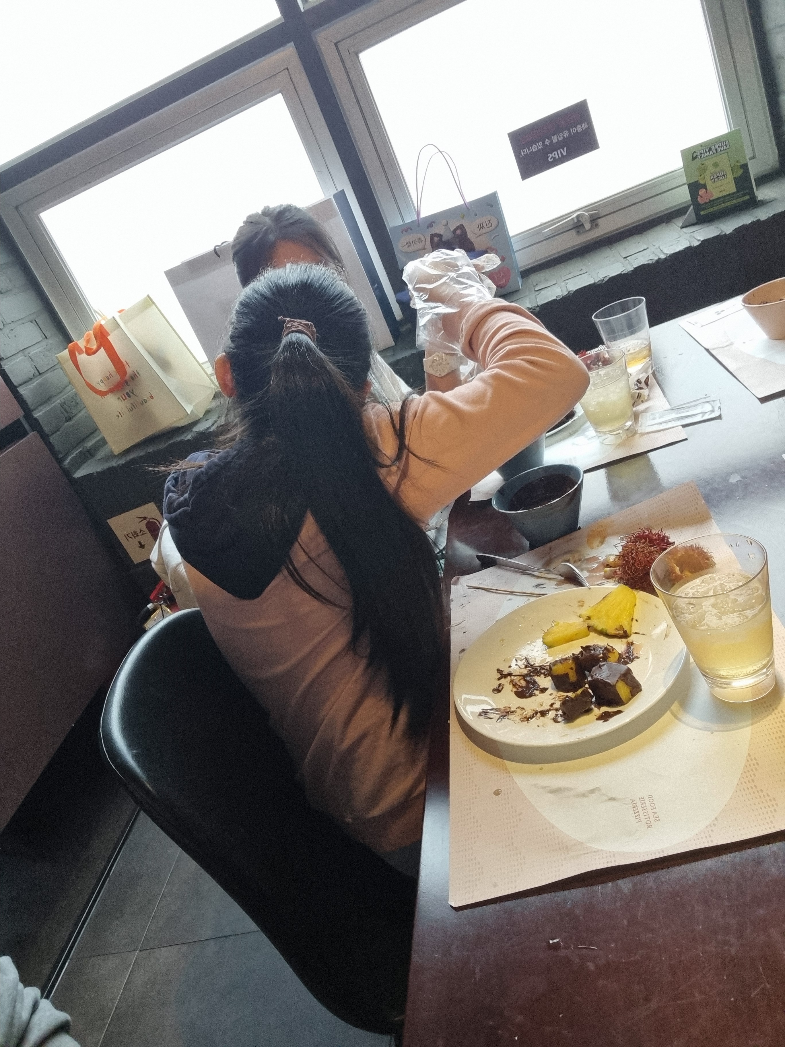 빕스 신선한 채소와 다양한 토핑, 드레싱 구성이 뛰어나 만족도가 높습니다. 특히 계절마다