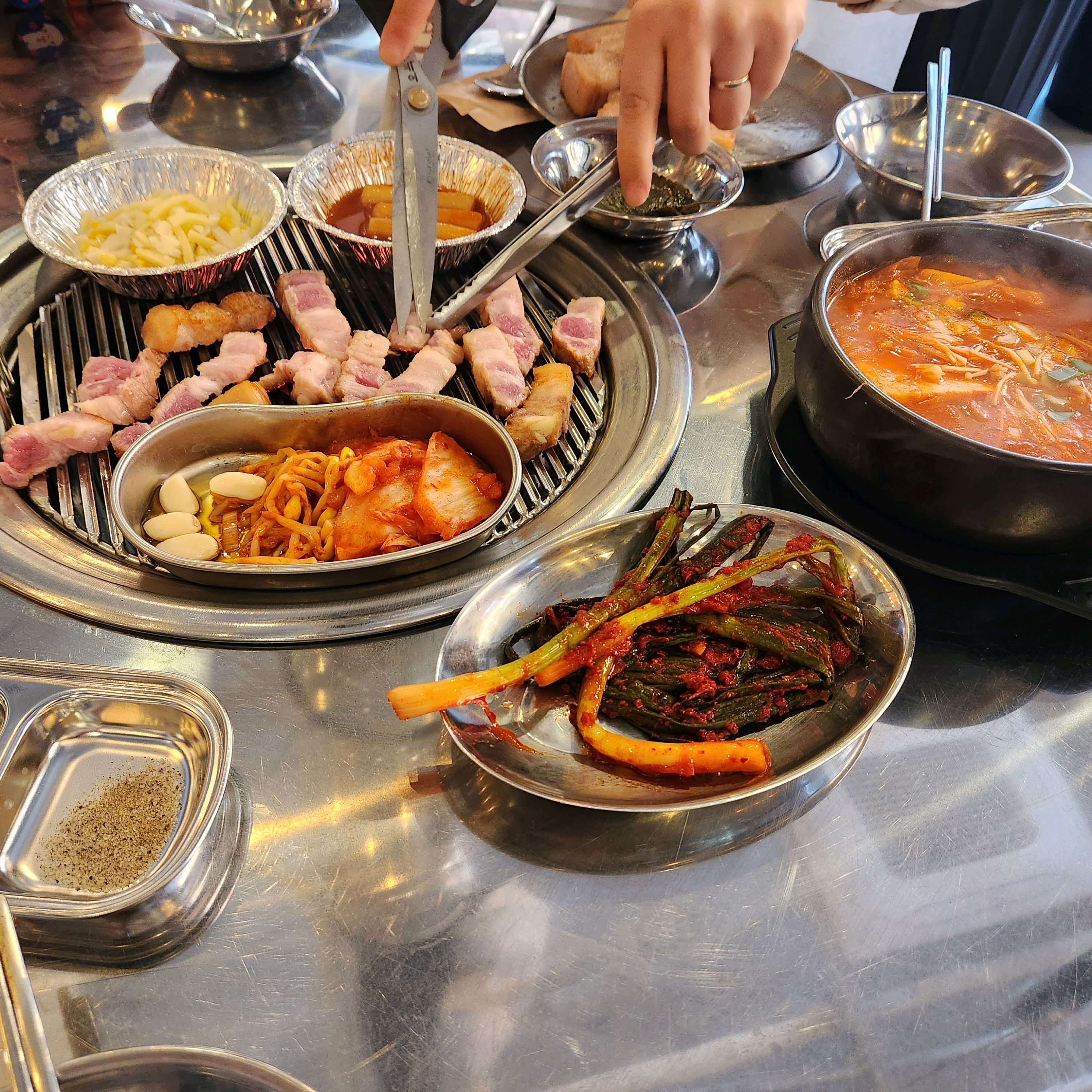 모두 너무 친절하시고, 분위기도 너무 좋고, 제공되는 반찬 그리고 메인 역시 너무 좋고 맛