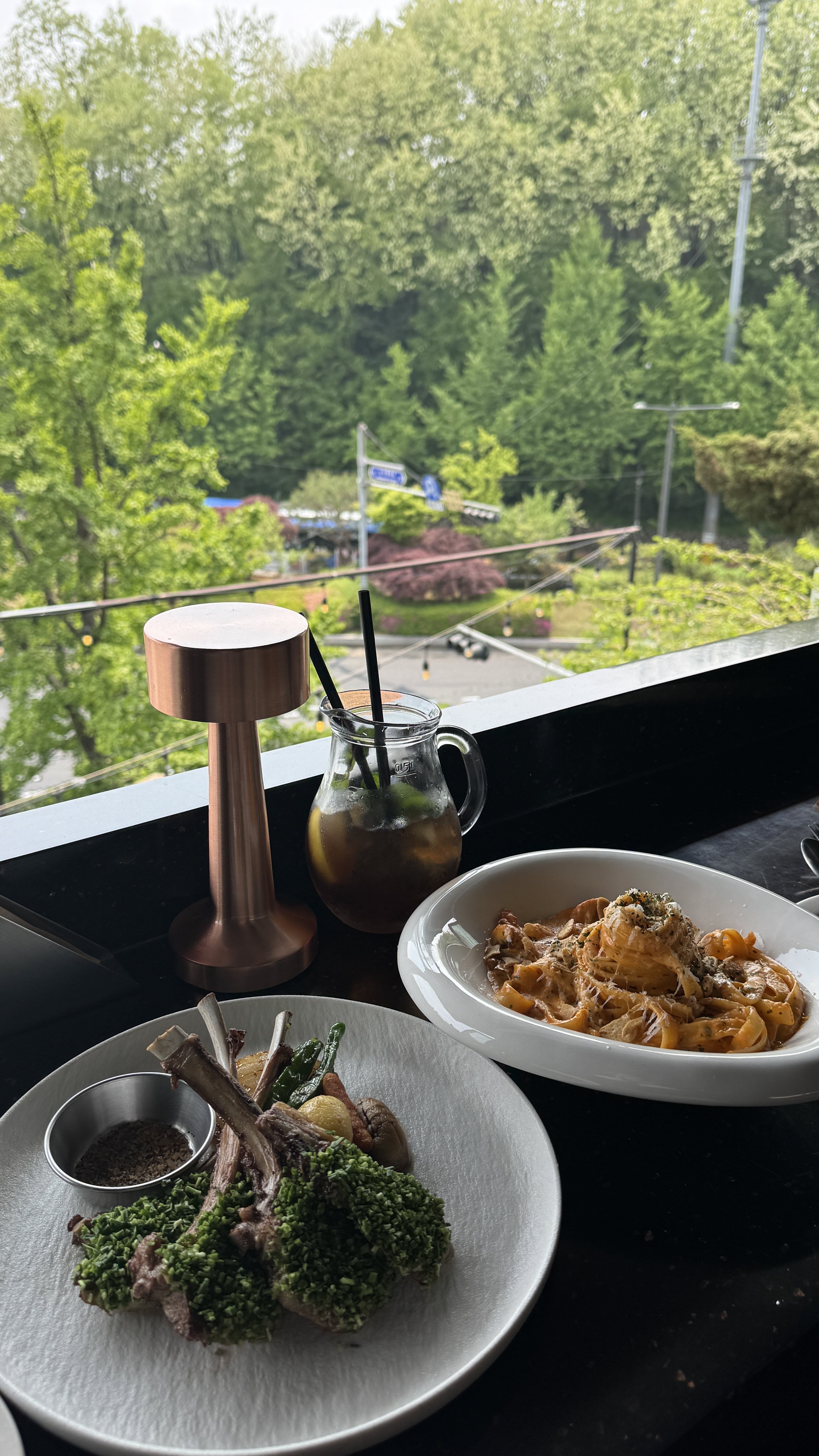 창가석 예약하구 왔는데 너무 맛있구 뷰도 이뻐용🩷 - 이태원 맛집 핌피 이태원