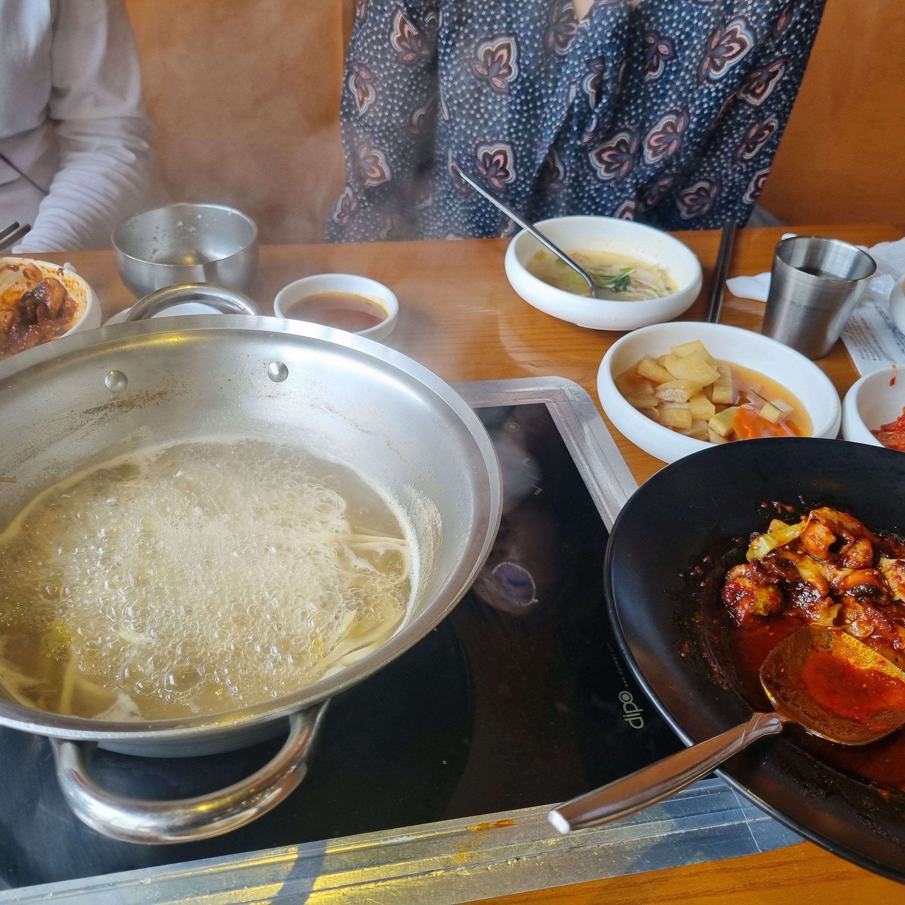 굴림만두피가 얇아 완자 느낌입니다. 야채도 신선하고 너무 맛있네요. 쭈꾸미볶음도 불향에 야