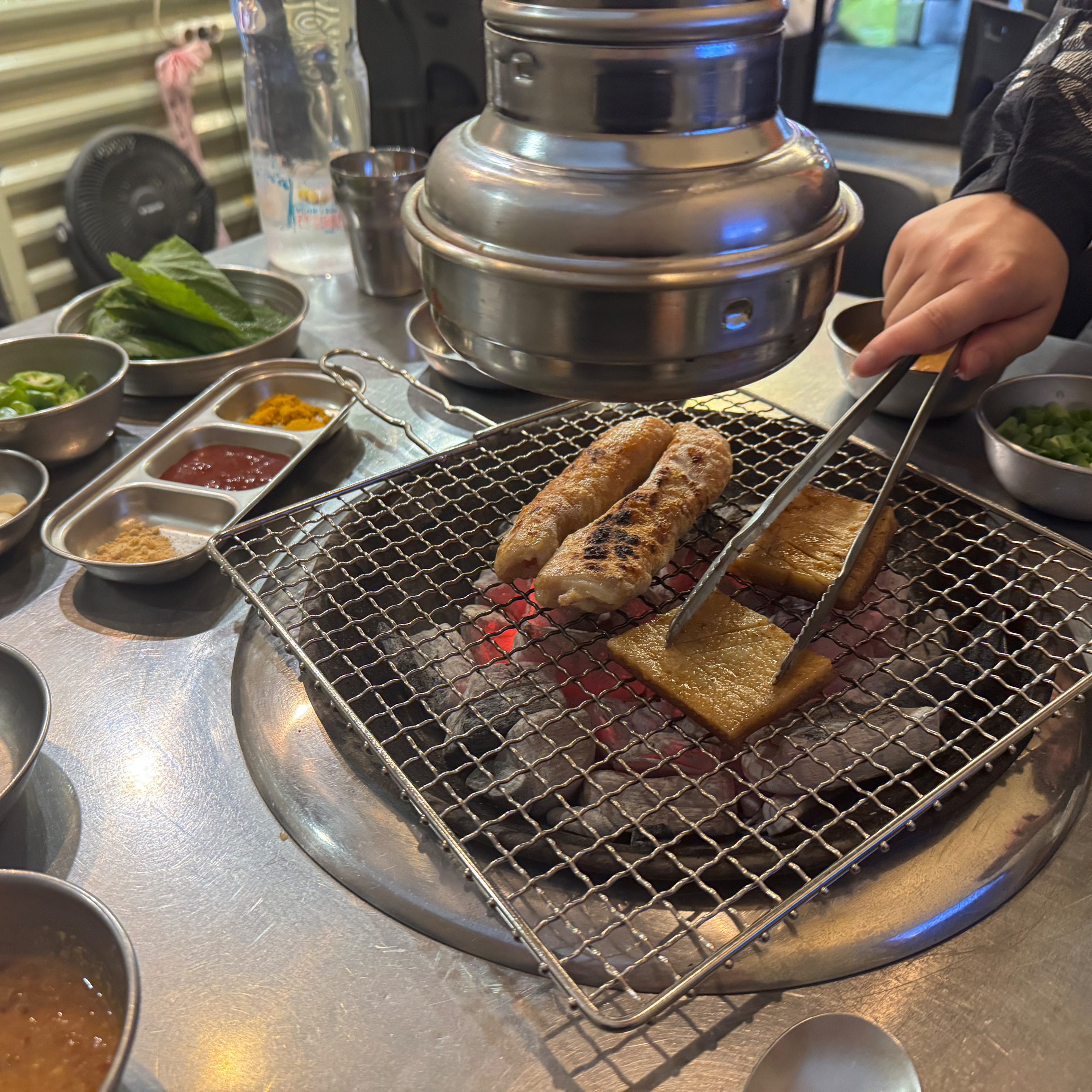 밑 반찬 좋고 직원분들도 외국분리신 되게 친절하세요! - 대구 맛집 우야지막창 동대구역점