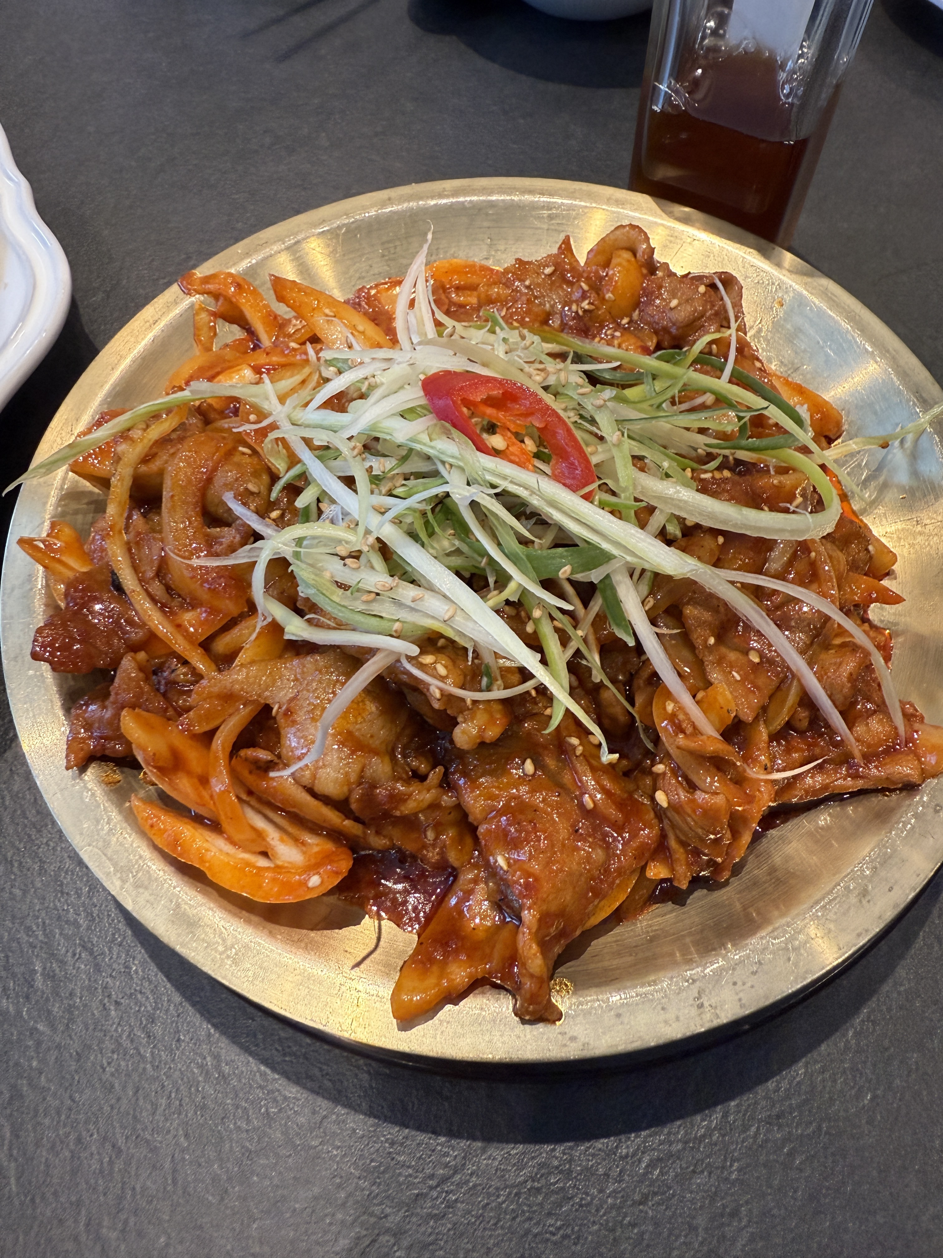상차림이 정갈하고 음식이 맛있습니다. 셀프코너에는 추가 반찬을 자유롭게 가져다 먹을 수 있