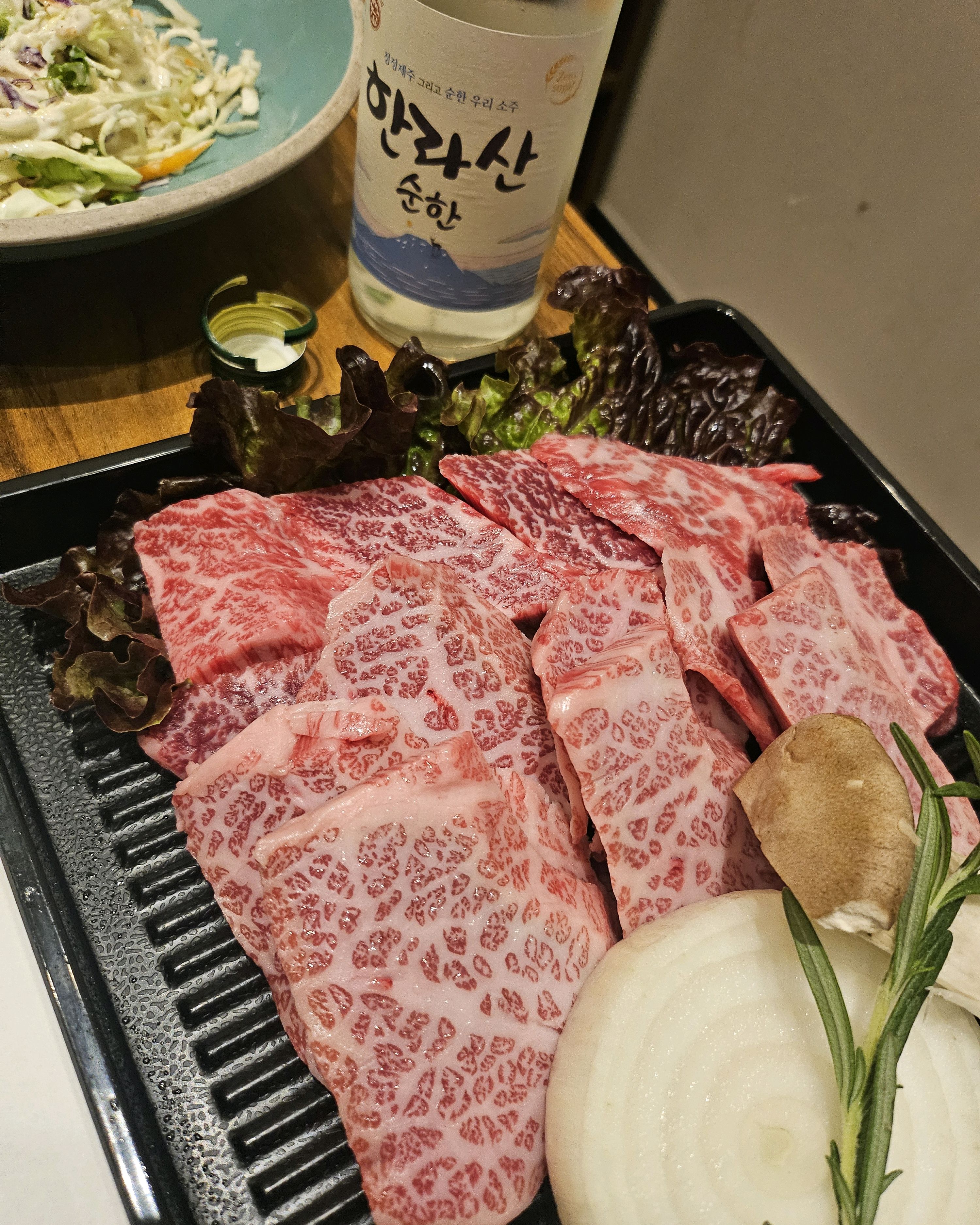 제주도에서맛있게먹어서 생신겸갔는데 고기가맛이없어요 구워주신다해서갔는데 그냥고기만올려놓고 가