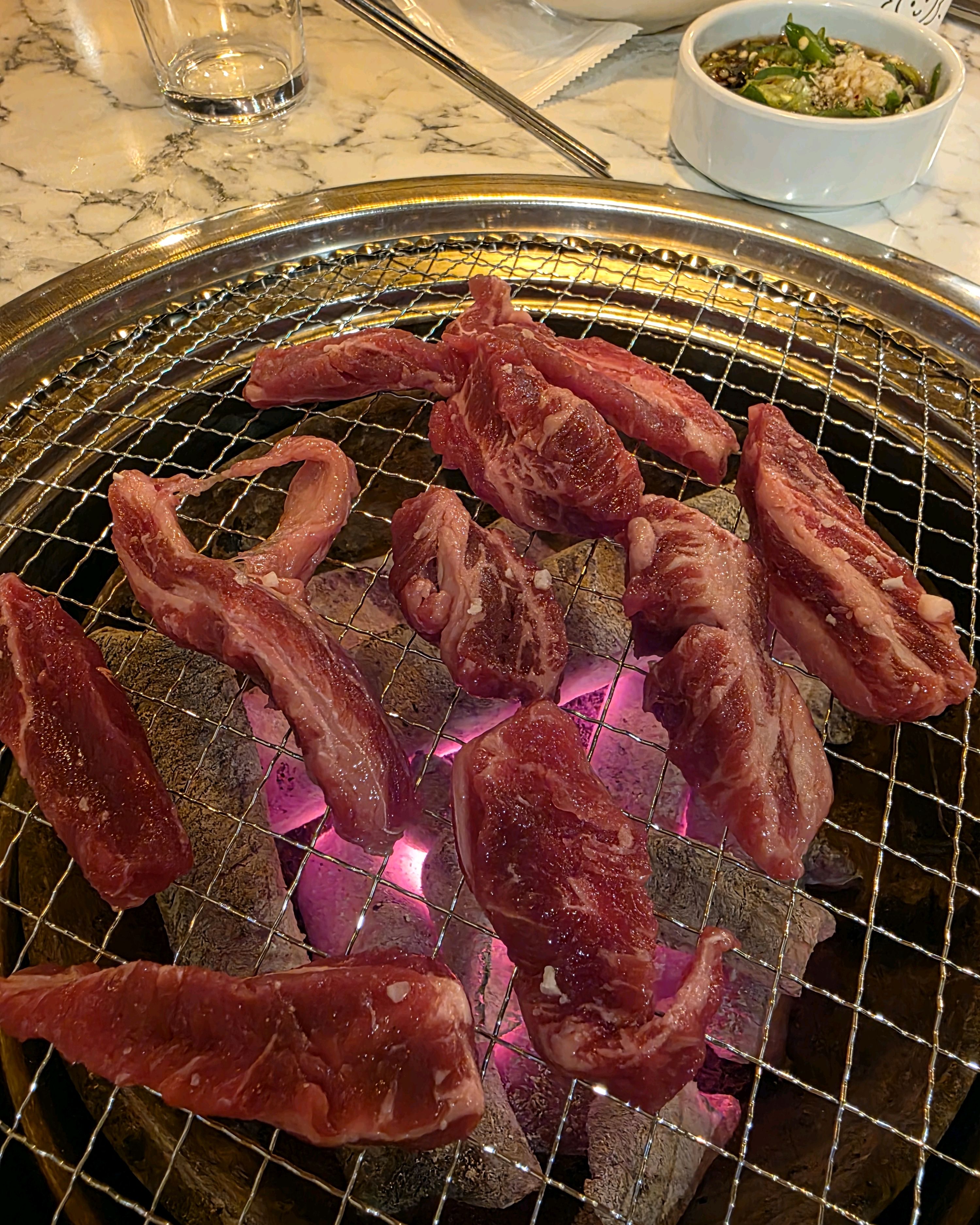 기본적으로 나오는 소스에 갈비살 찍어먹으면 정말 맛있어요 😃 - 인천 맛집 고기굽는방앗간 인천주안점