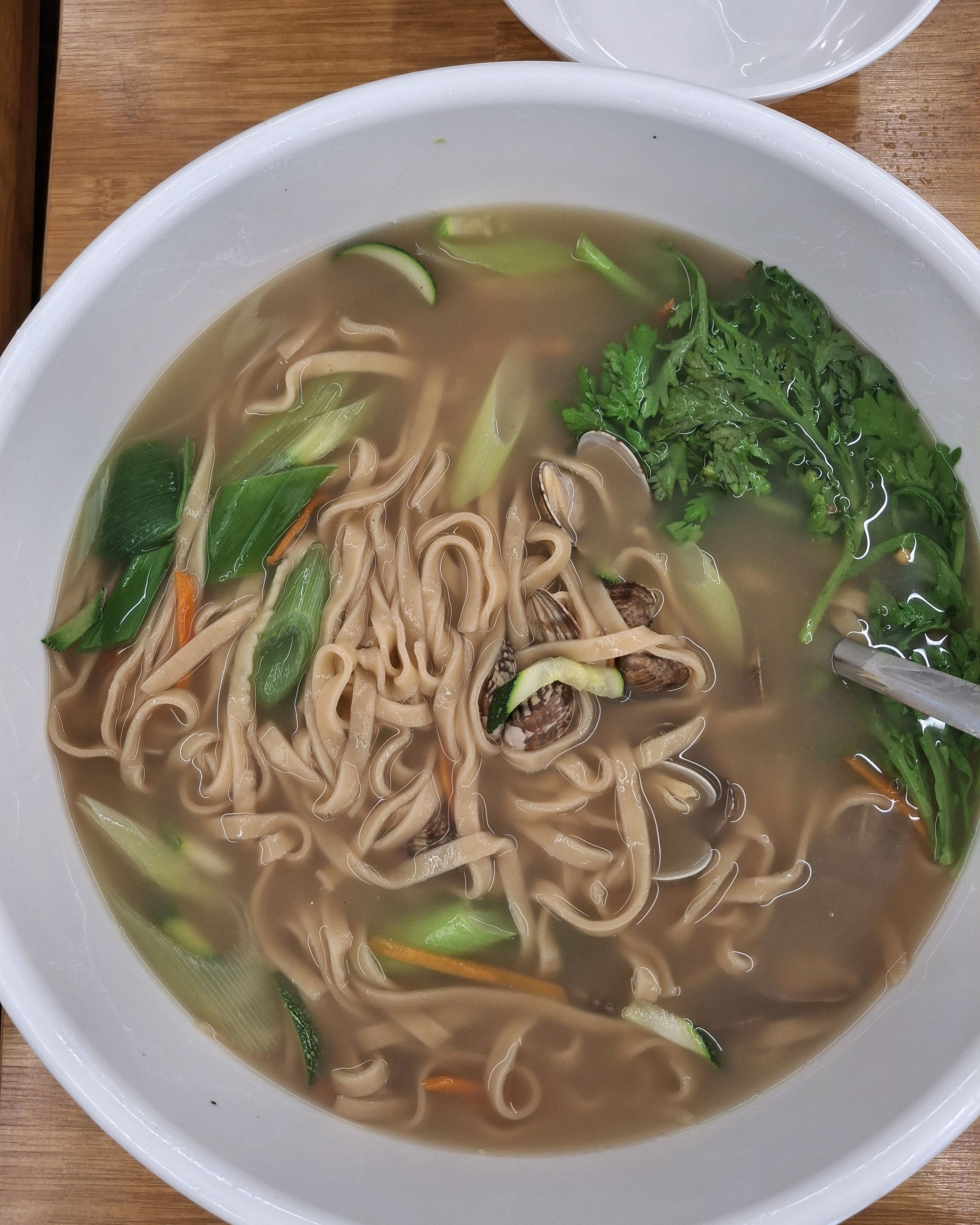 인천시청 맛집이라길래 아이랑 바지락 칼국수 시켰어요 독특하게 쌀면이 있어서 밀가루 소화 잘