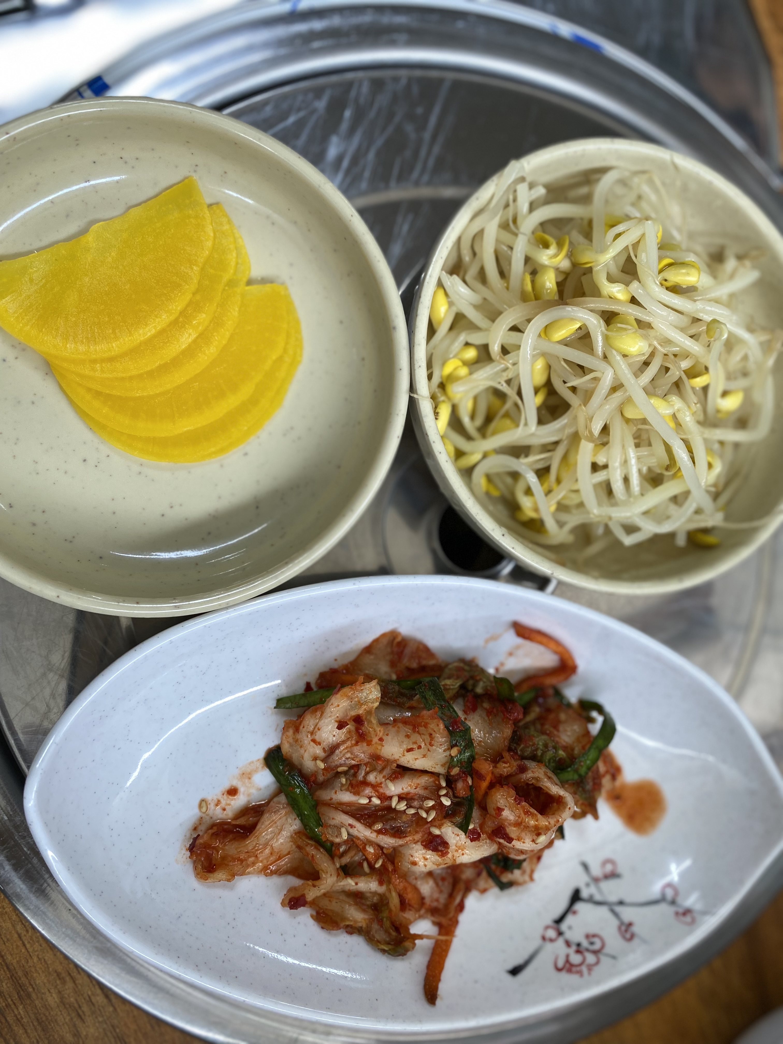 소문듣고 갔는데 진짜 맛집이네요~~ 쭈꾸미볶음 매콤하니 중독성있고 서리태콩국수 너무 맛있어