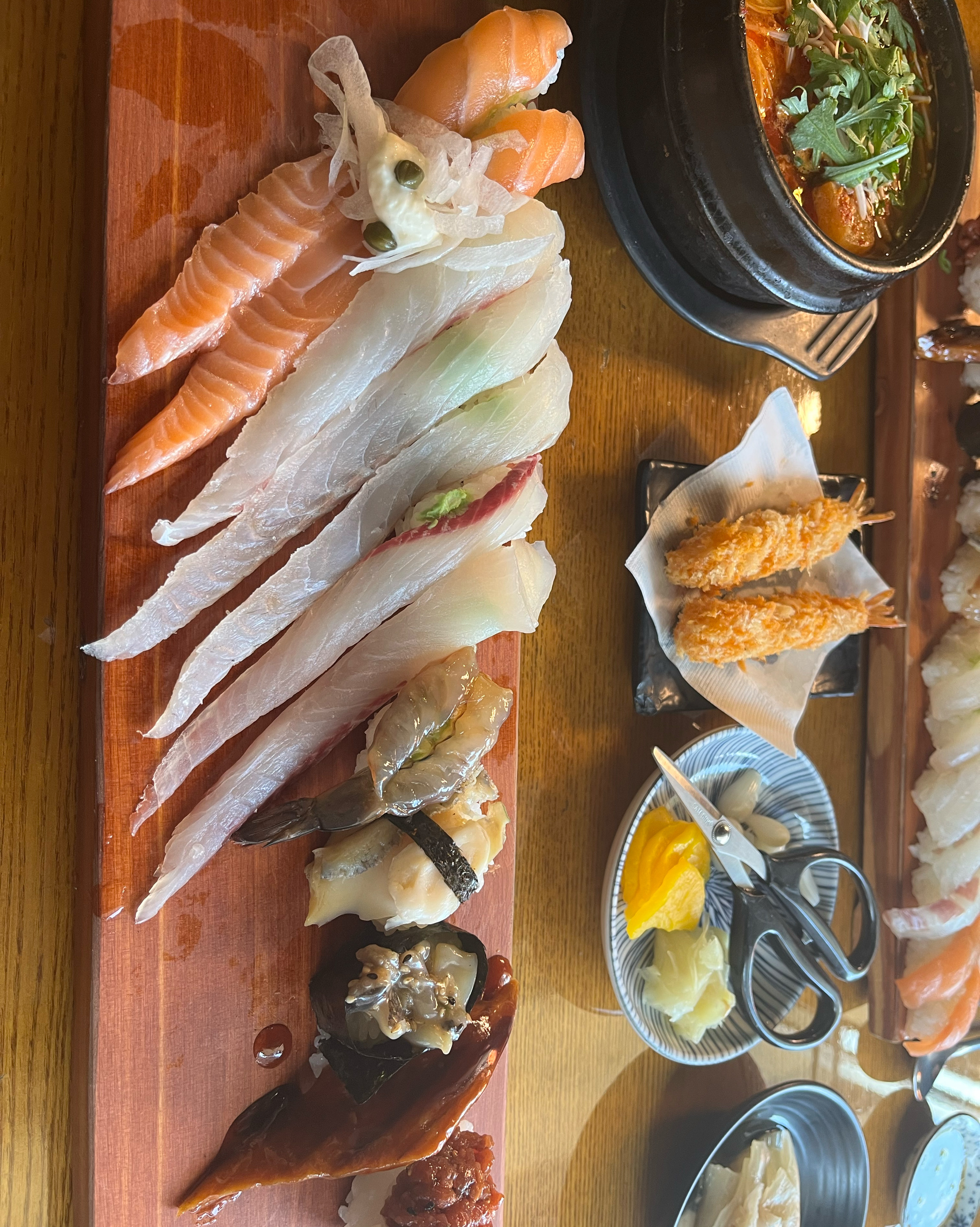 스시가 엄청 크고 종류가 다양해서 멀리서 매번 먹으러 와요! 세트메뉴로 먹으면 탕이랑 튀김