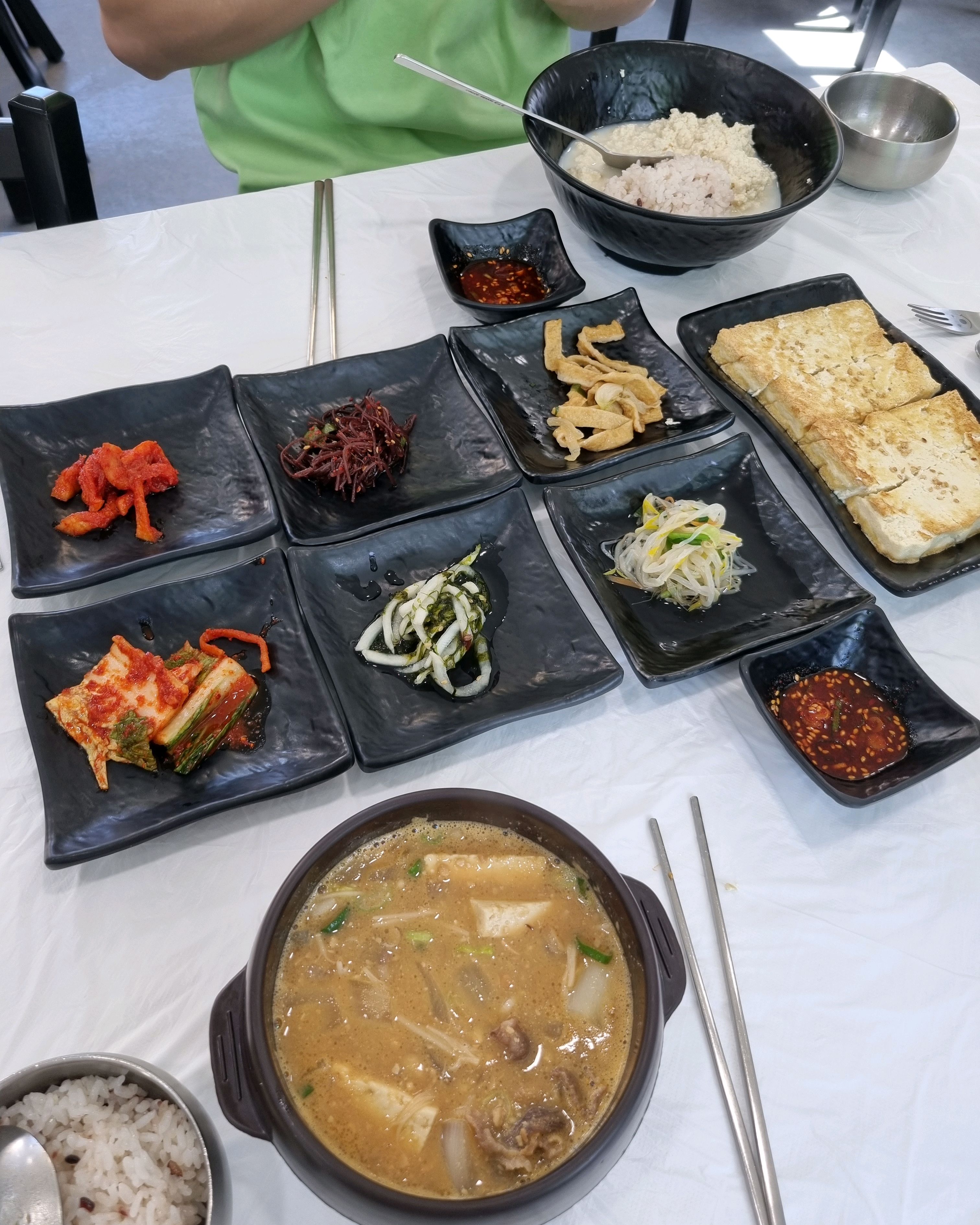 아침에 위에 부담없이 먹기 좋았어요. 두부도 부드럽고, 두부구이는 들기름에 구워서 더 맛있