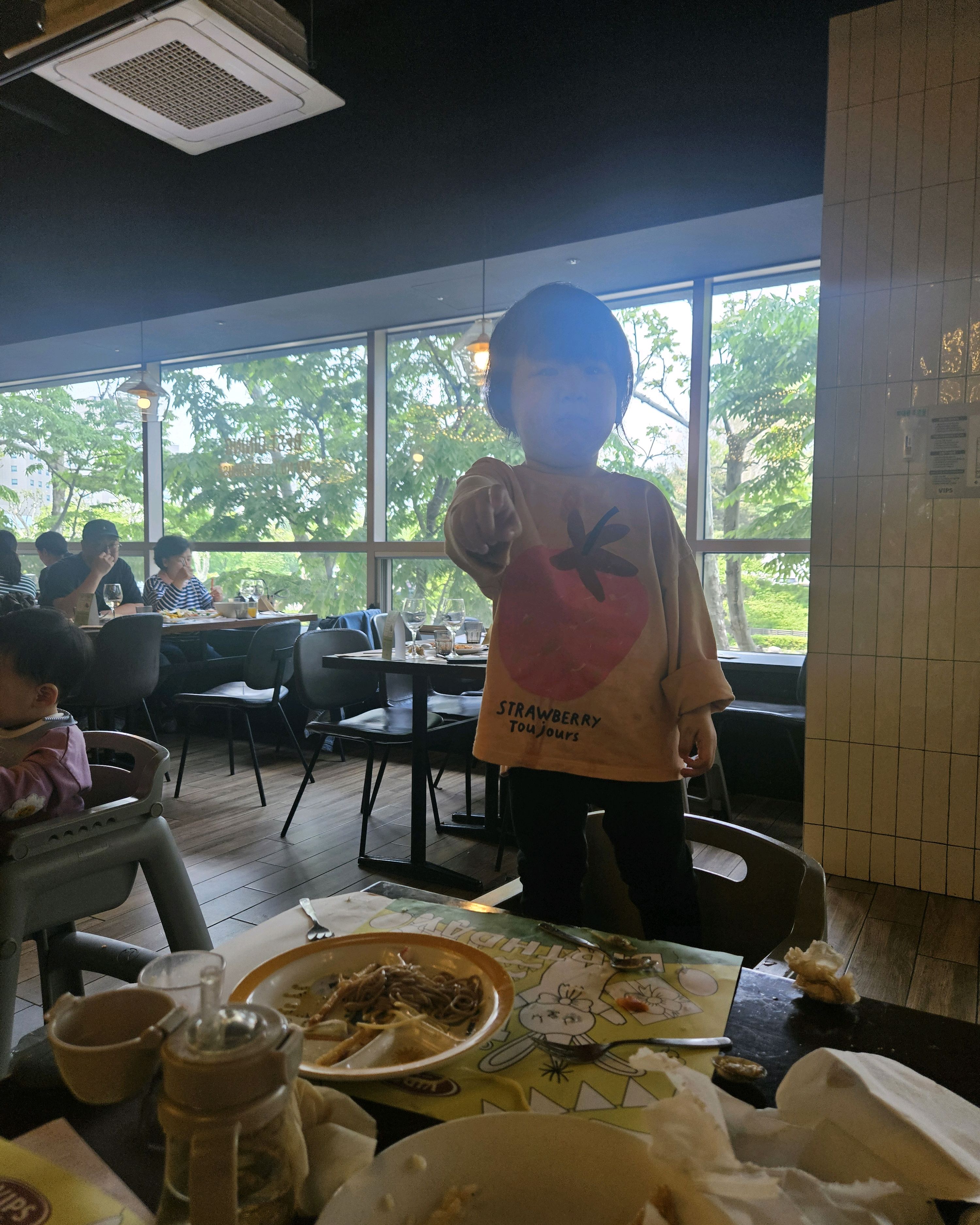 어린이대공원가면서 처음으로 방문했어요 나무가 보이는 풍경이 좋고 음식들도 맛있네요 직원분들
