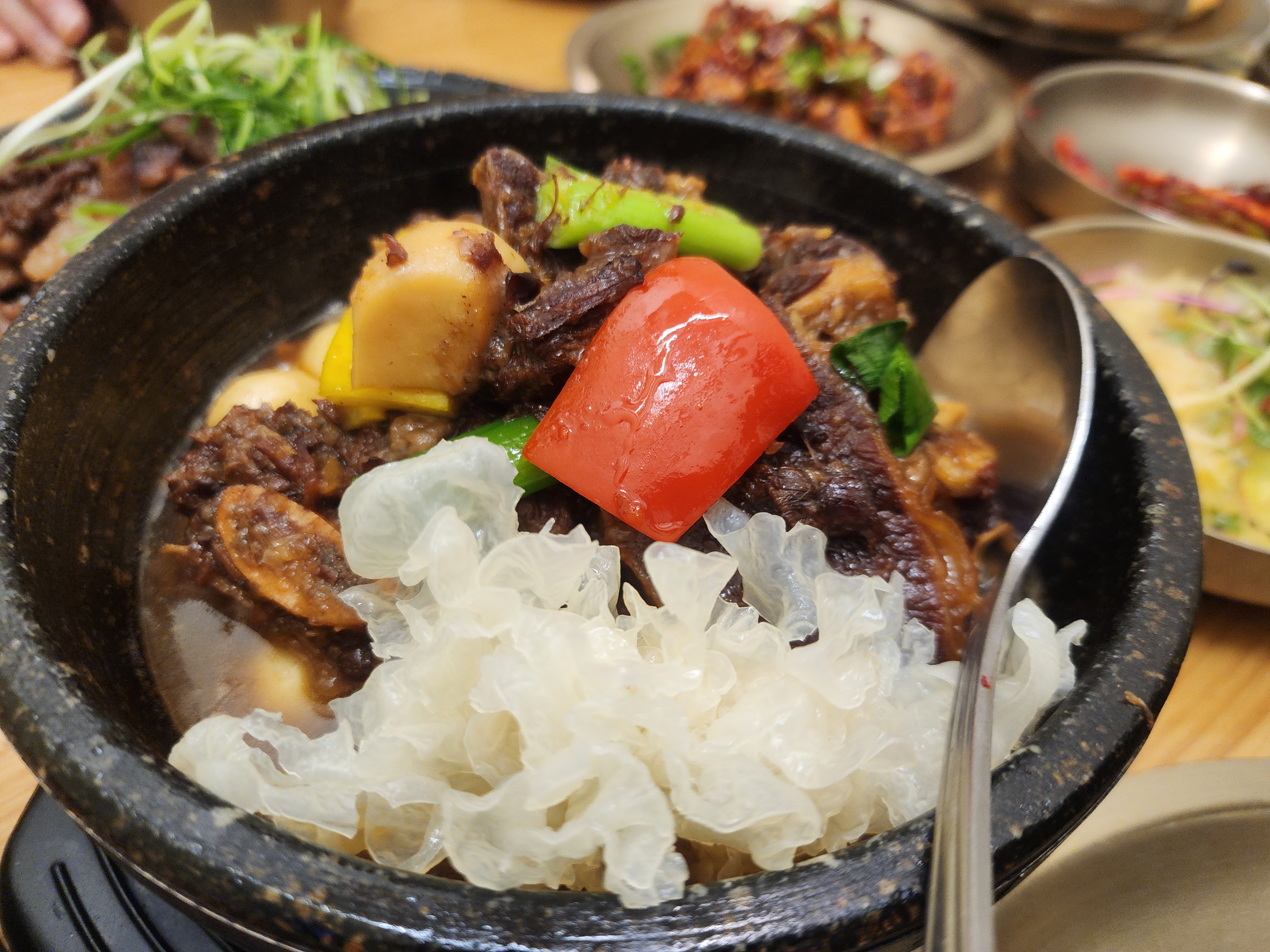 깔끔하고 아늑한 분위기의 한정식집. 갈비찜은 부드럽고 감칠맛 넘치며, 은이버섯이 독특한 식