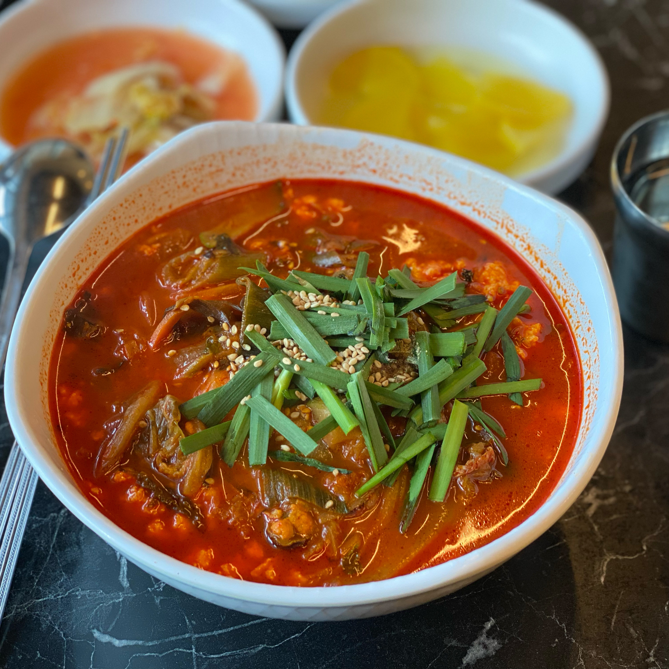 예약하고 왔는데 빨리 도착해서 일찍 방문하게 됬어요. 친절하셔서 좋았고 짬뽕은 매콤해서 맛