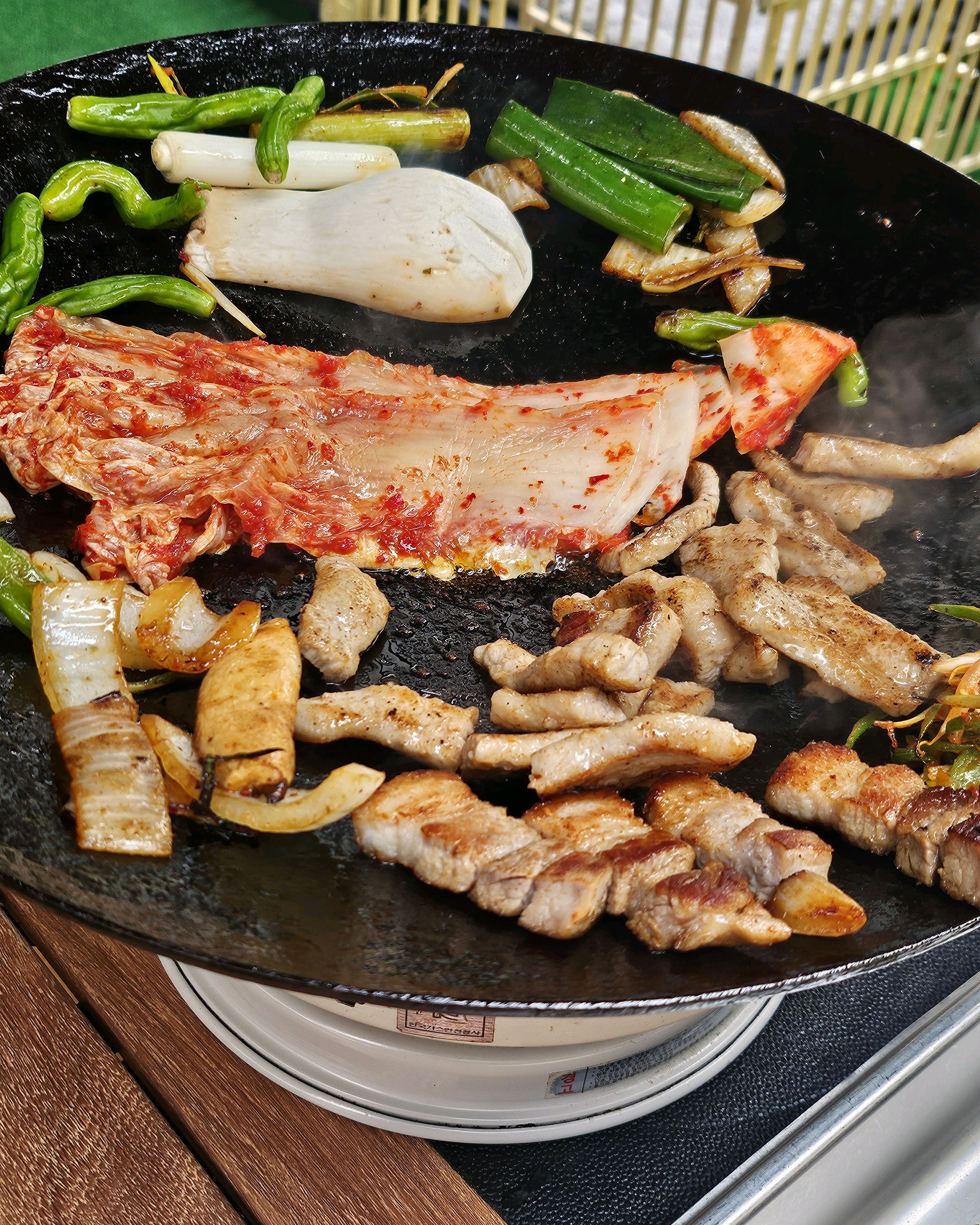 가까운곳에서 캠핑느낌 나고 뻥 뚫려있어서 더 좋았습니당 직원분들 친절해요 재방문 의사 있습