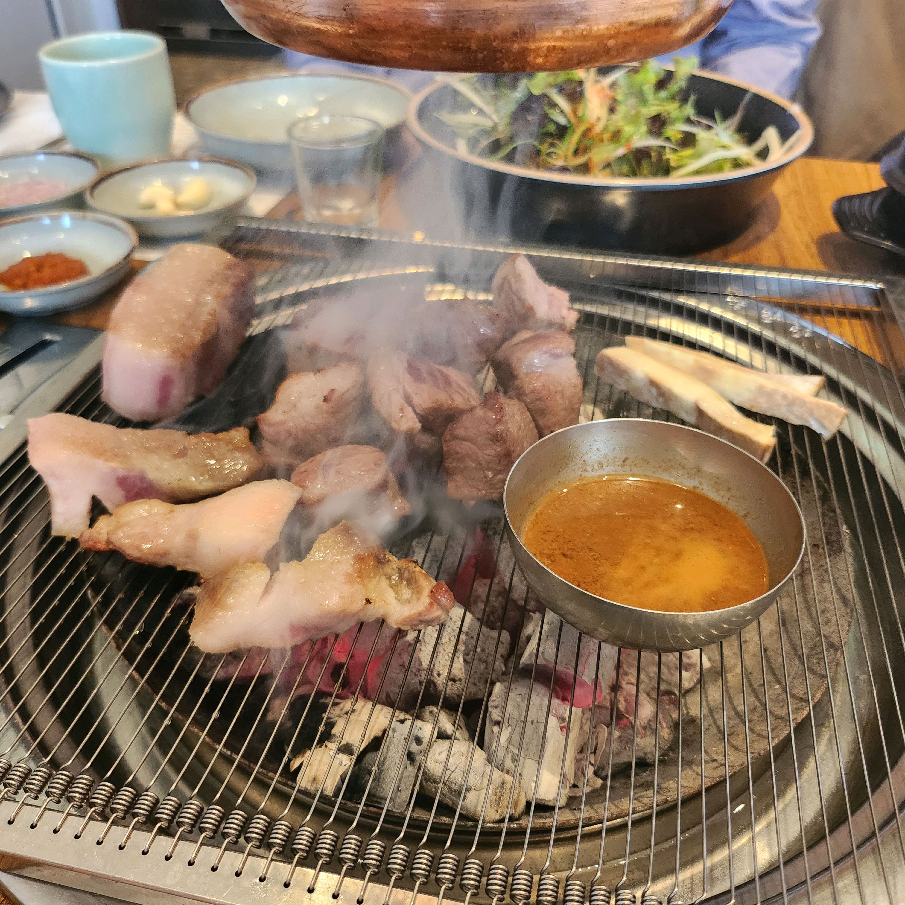 아버지 환갑이셔서 예약하고 방문했어요! 미리 세팅도 잘 되어 있고 고기도 직접 구워주시고