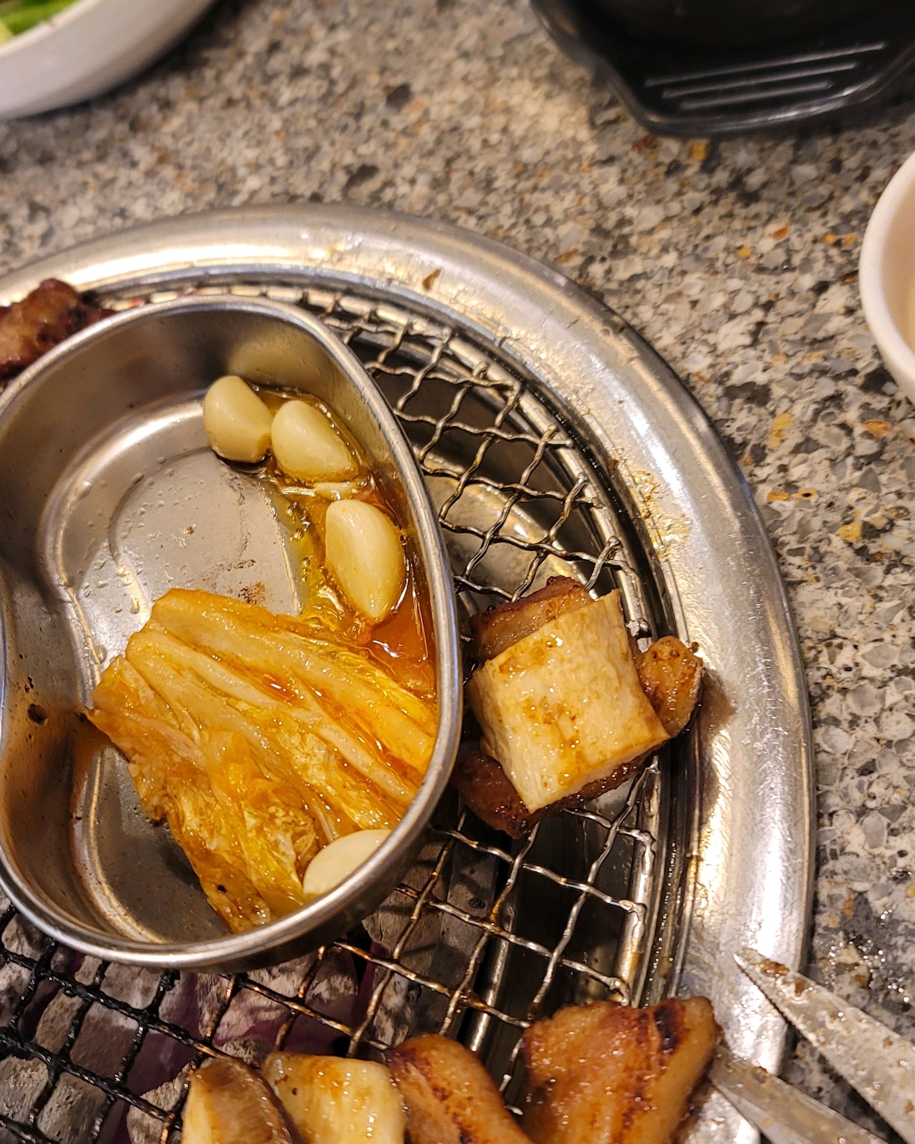 근처 키즈카페 갔다가 밥 편하게 먹을려고 왔어요 직원분들 엄청 친절하세요~갈비도 잘 꾸워주
