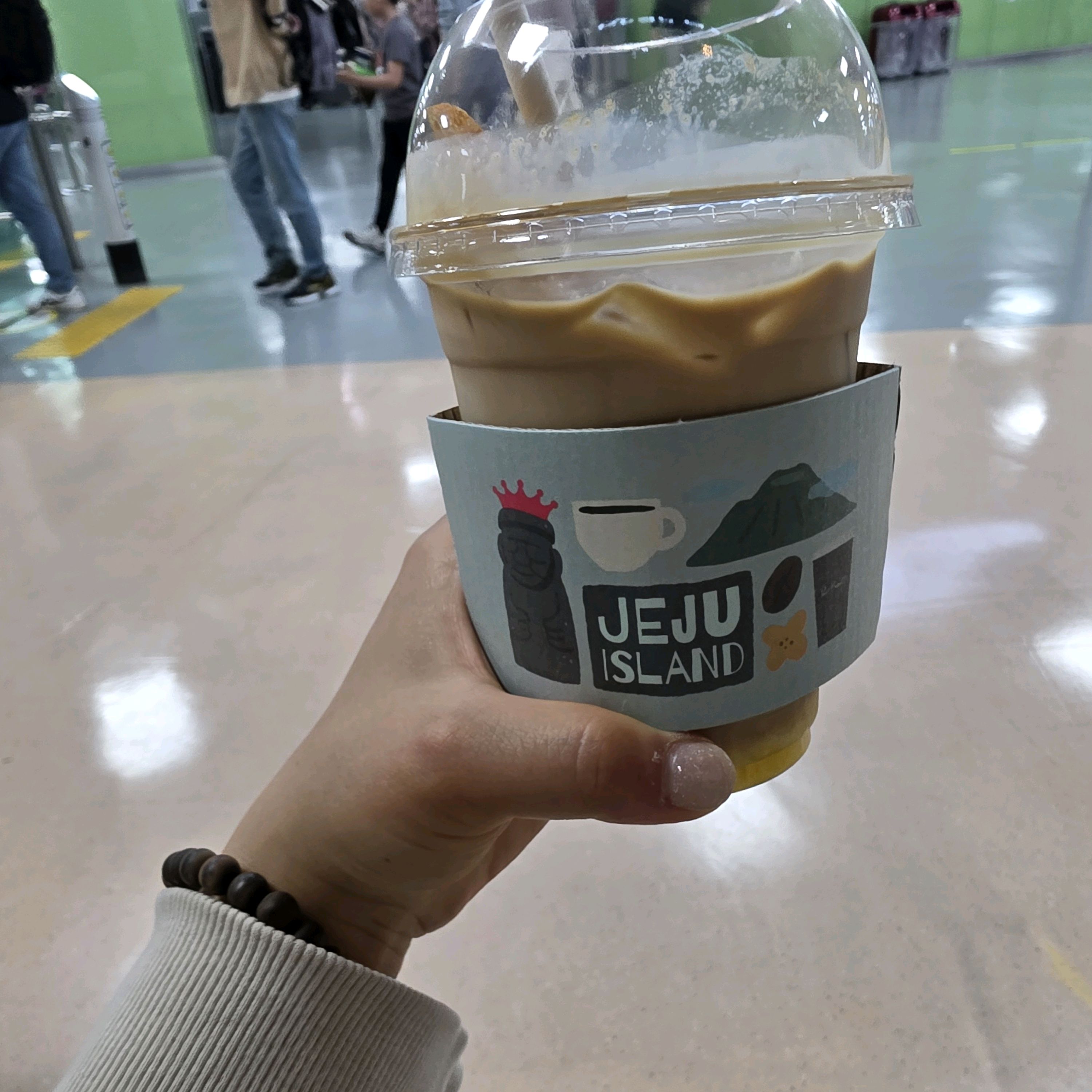 여러분 공항검색대 나오면 비행기 출발 지점에 폴바셋 있습니다.  여러분 한라봉 카페라떼는 