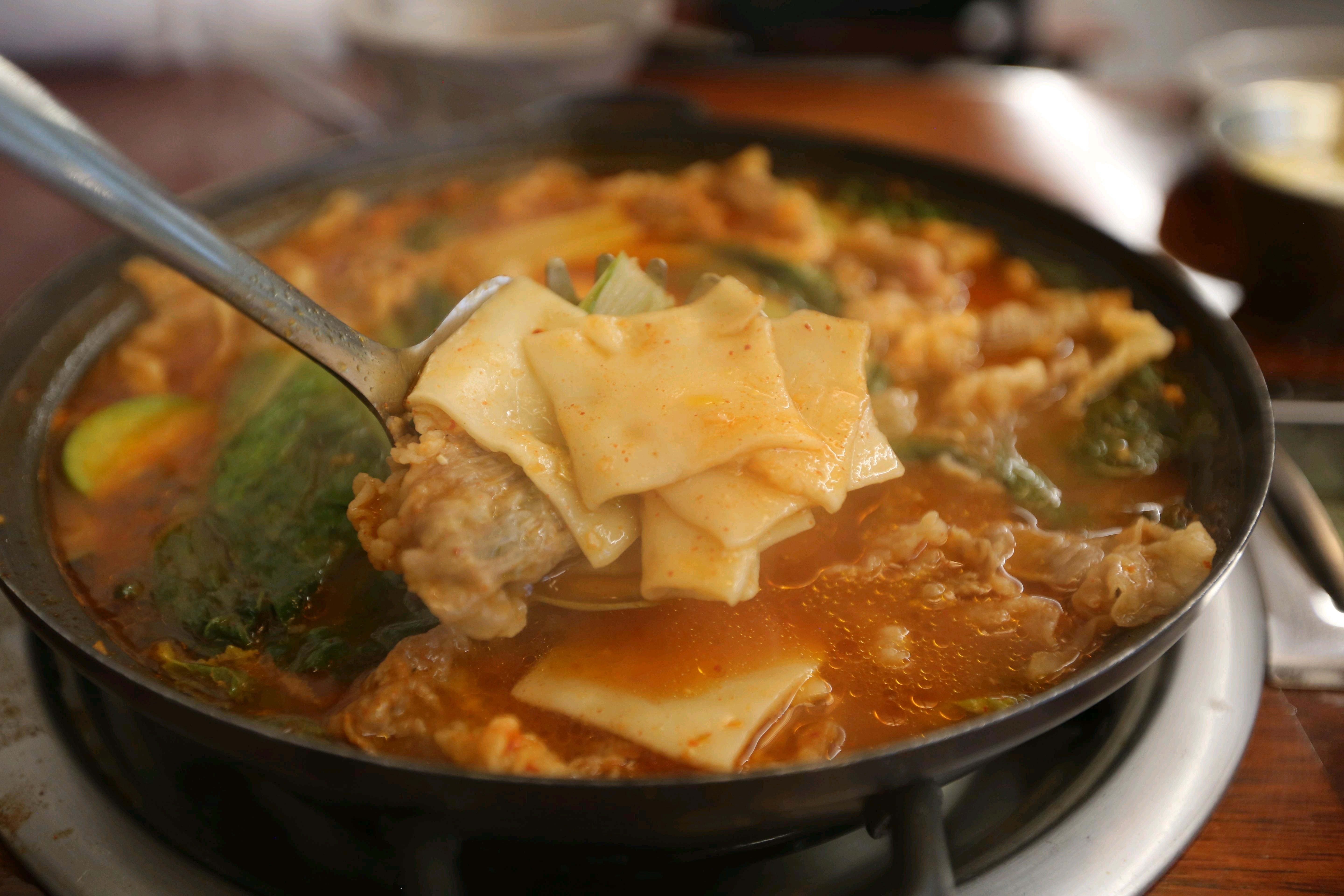 음식이 정말 깔끔하고 맛있었어요 한우차돌수제비 국물이 진하고 깊은 맛이 났었어요 담에 와서