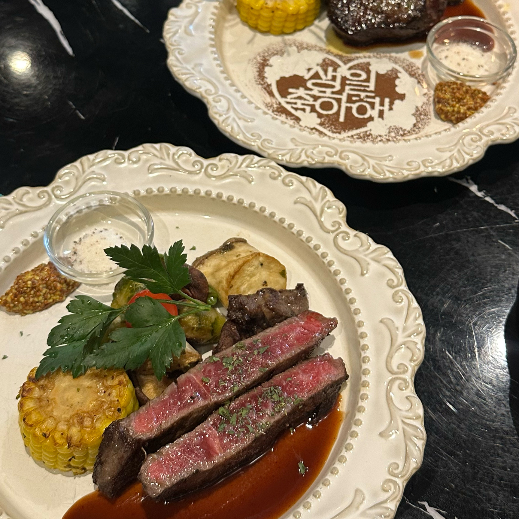 투움바 파스타 너무 맛있어요!!  스테이크도 맛있고 생일 이벤트 신청했더니 너무 귀엽게 준