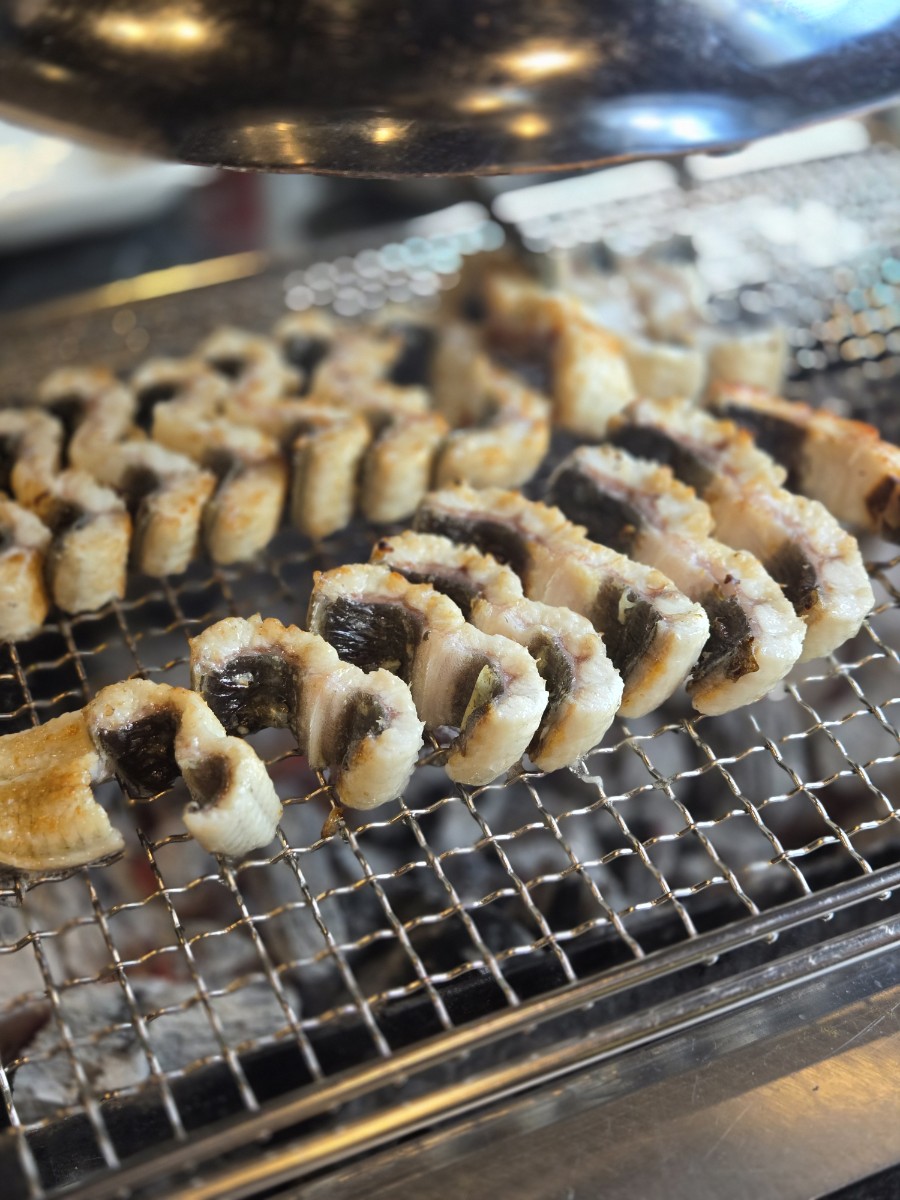장어도 직접 구워주시고 밑반찬도 셀프라 마음대로 먹을 수 있어 편해요! 굿굿👏👏 다음에 또
