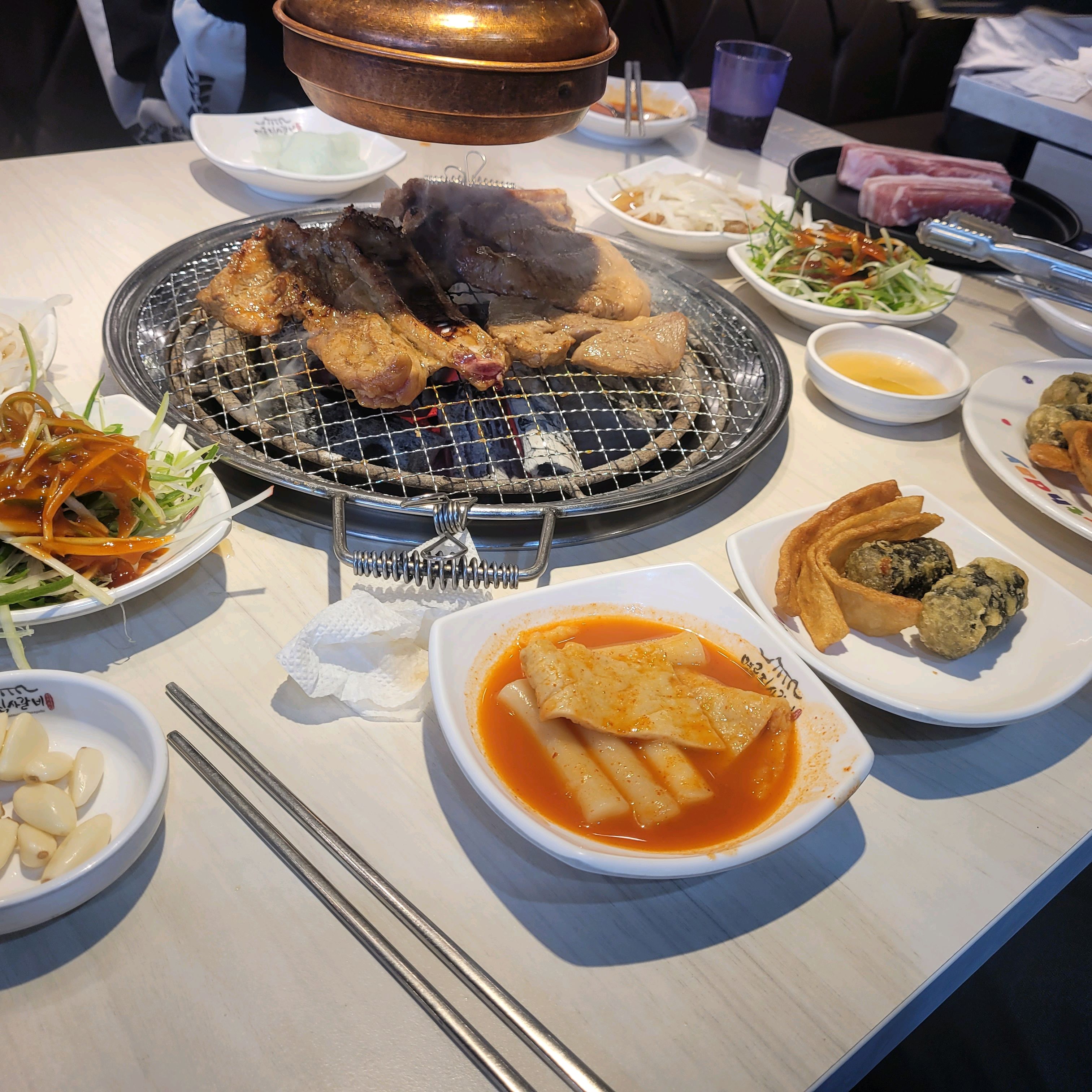 명륜진사갈비를 자주 이용 해요. 그런데 오늘은 집 근처 말고 다른 지점을 이용해 보고 싶었
