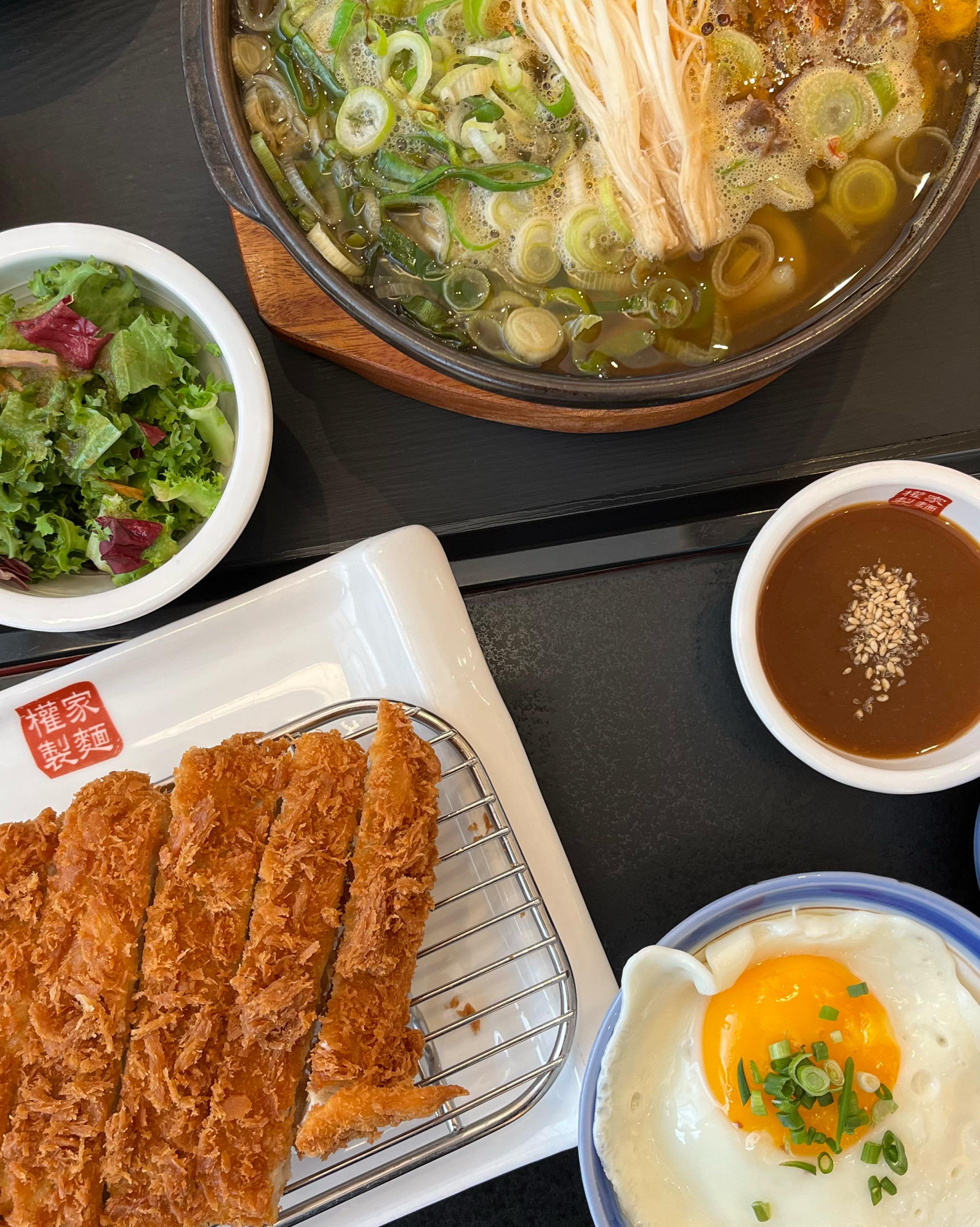 불고기우동 매운맛 시켰는데 칼칼하게 매워서 맛있고, 수제 등심돈가츠 시켰는데 샐러드와 간장