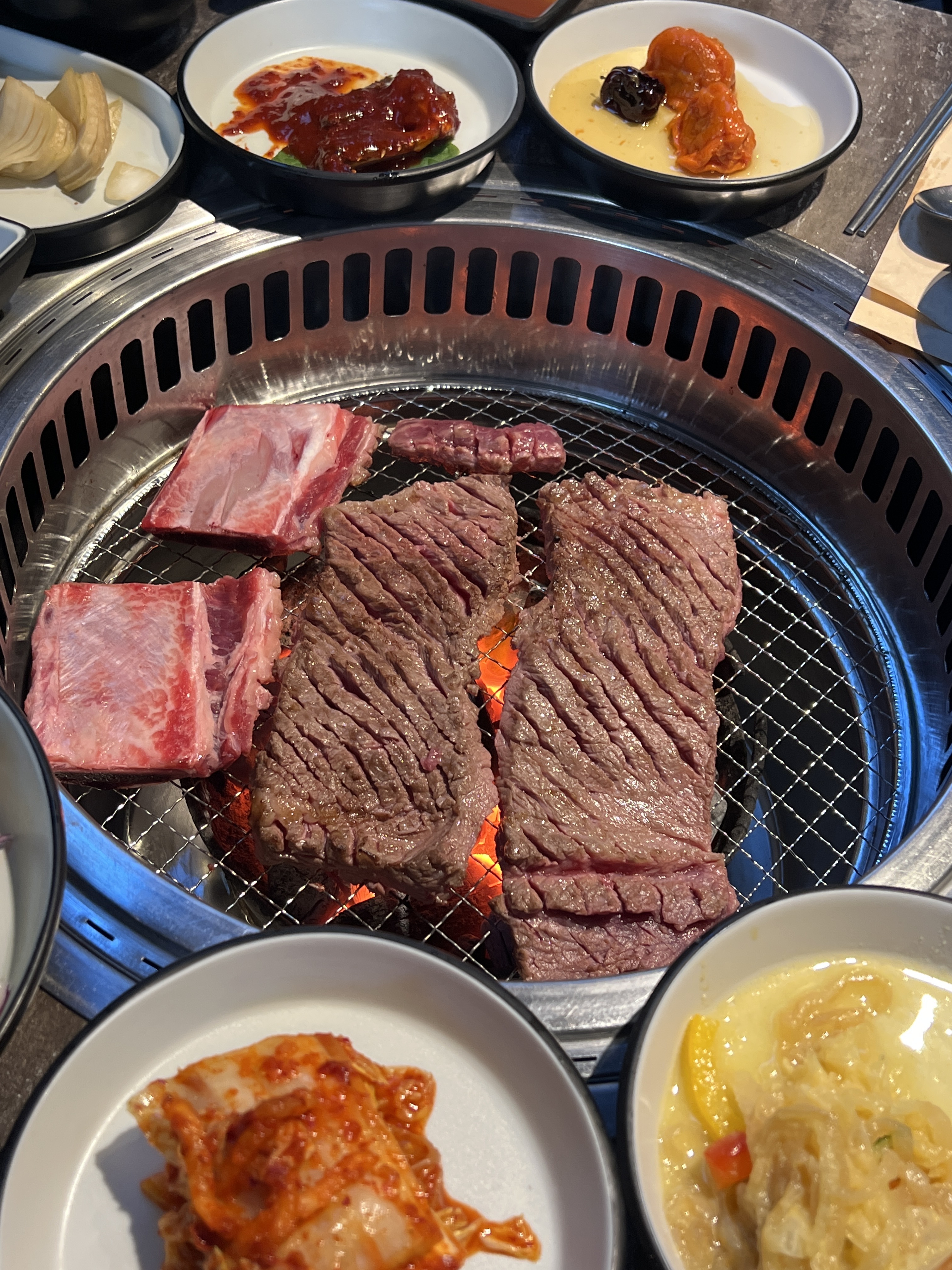 고기를 직접 구워주셔서 편하고 맛있게 잘 먹었습니다. 어버이날 부모님 모시고 갔는데, 다 