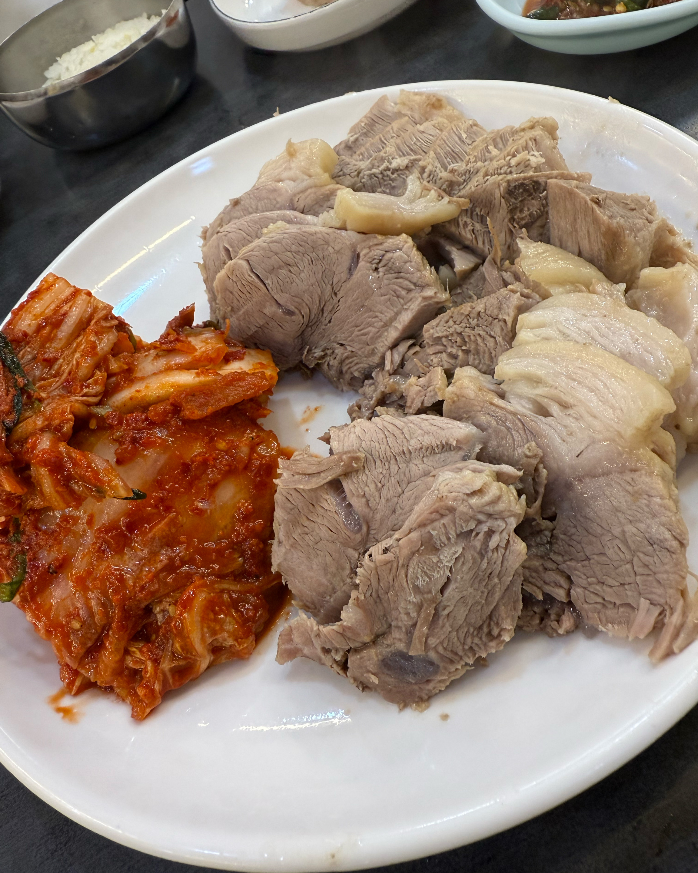 주차가 우선 불편하고 ㅠㅠ 웨이팅이 있움… 맛집이라 웨이팅 이해함!..고기는 맛있었어요! 