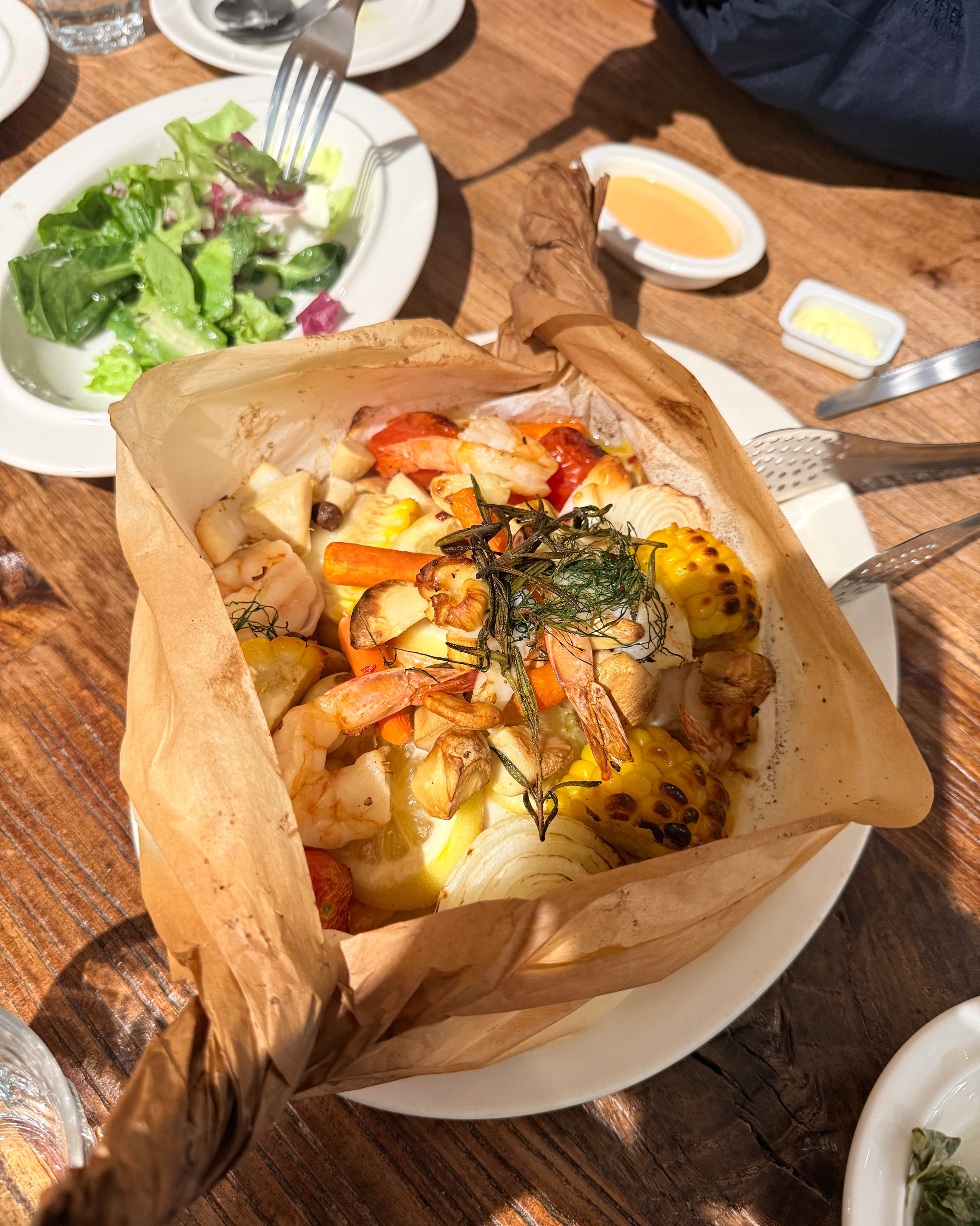 연어파피요트랑 스테이크 뇨끼 샐러드 다 맛있었어요! - 인천 맛집 새들브라운 청라