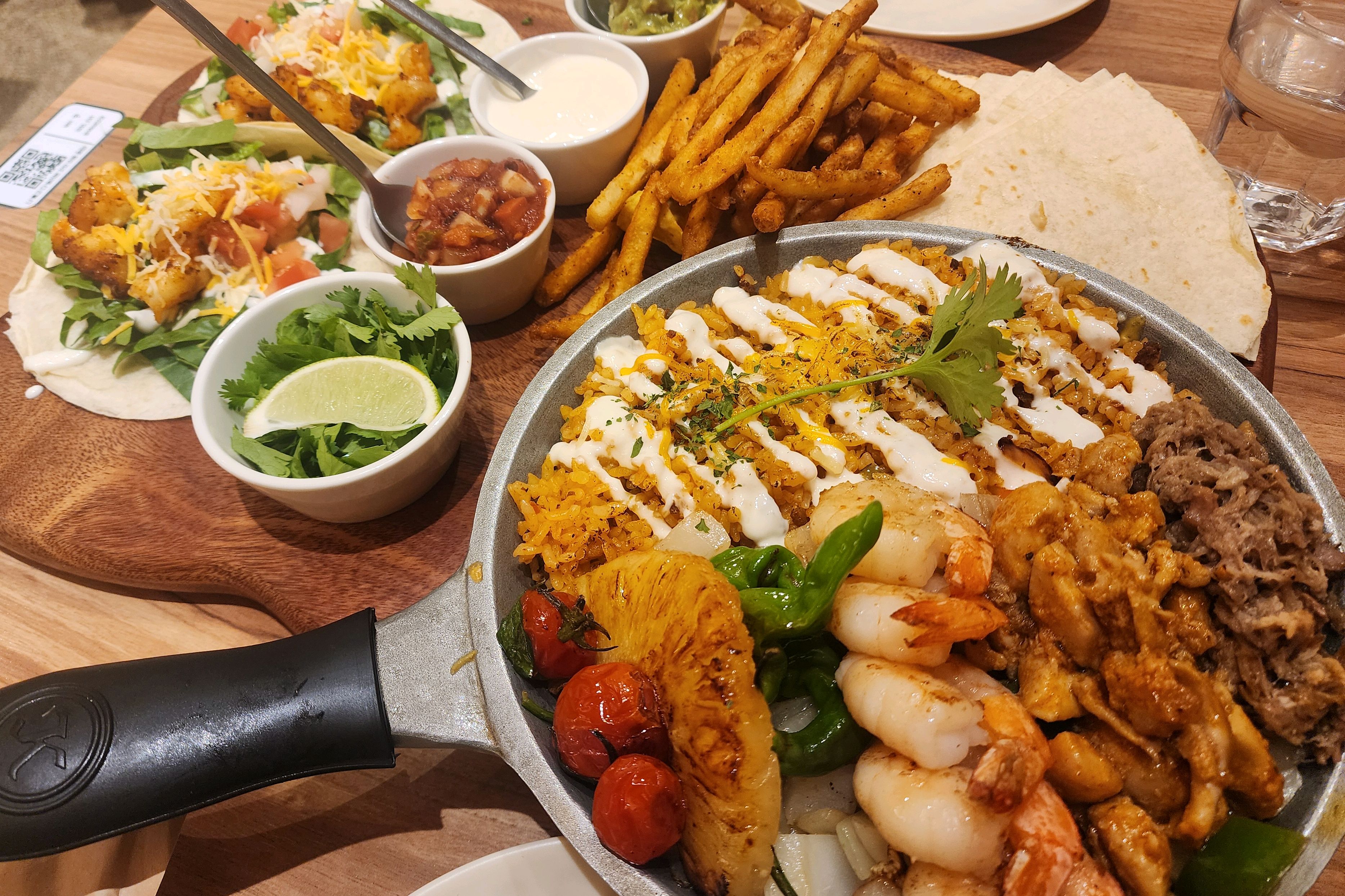 볶음밥도 맛있고, 소스들도 맛있어요! 타코도 맛있습니다~굳굳 - 압구정 로데오 맛집 갓잇 압구정 도산공원점