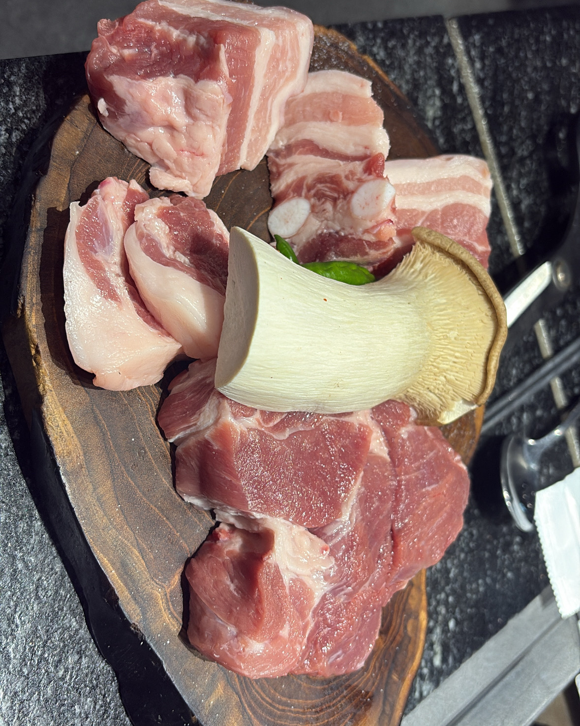 인테리어가 끝내주고 - 제주 맛집 신중산간 제주흑돼지 전문점