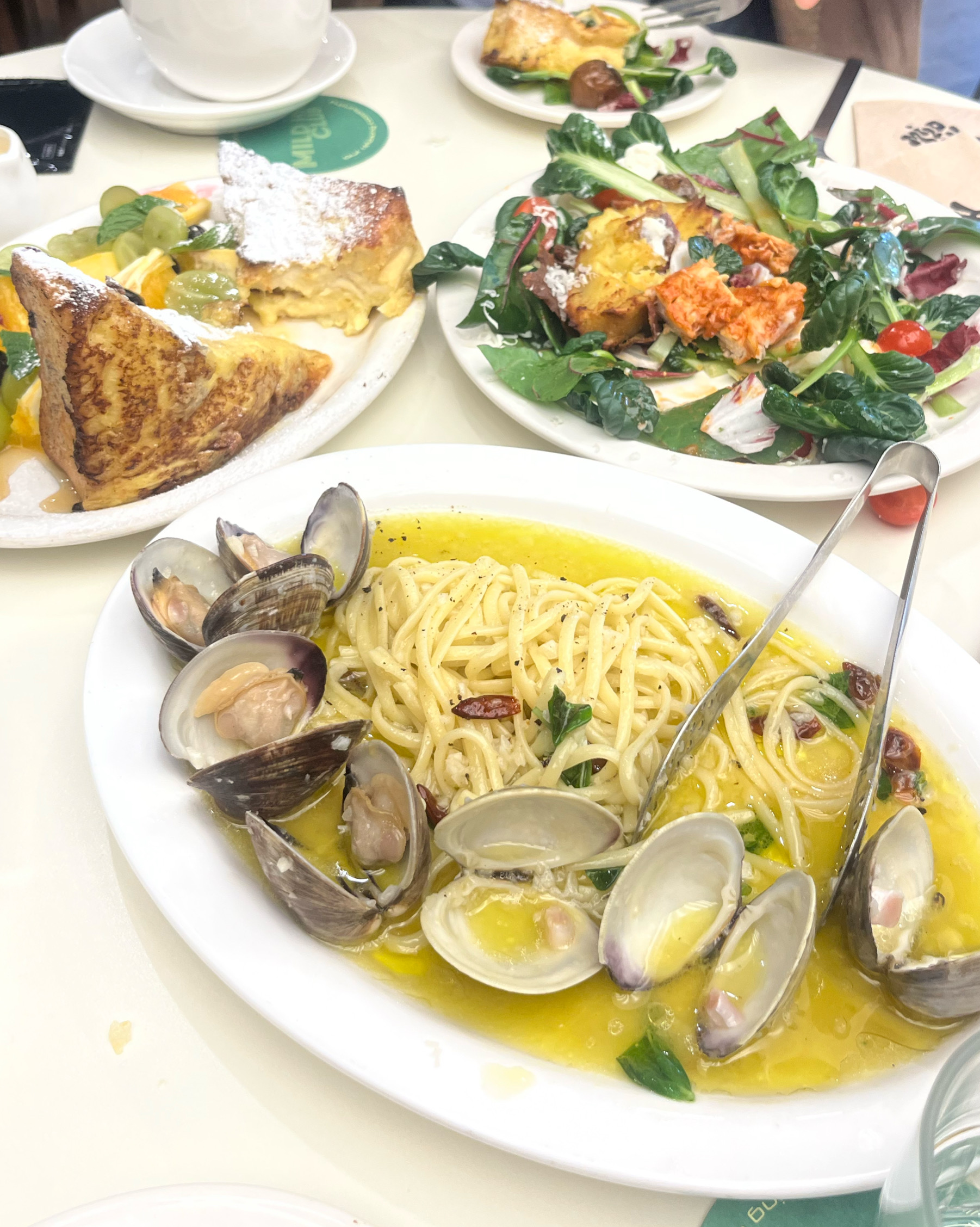 맛있다는 얘기 듣고 방문했는데 진짜 기대 이상이었습니다! 특히 치킨 샐러드가 먹어본 샐러드