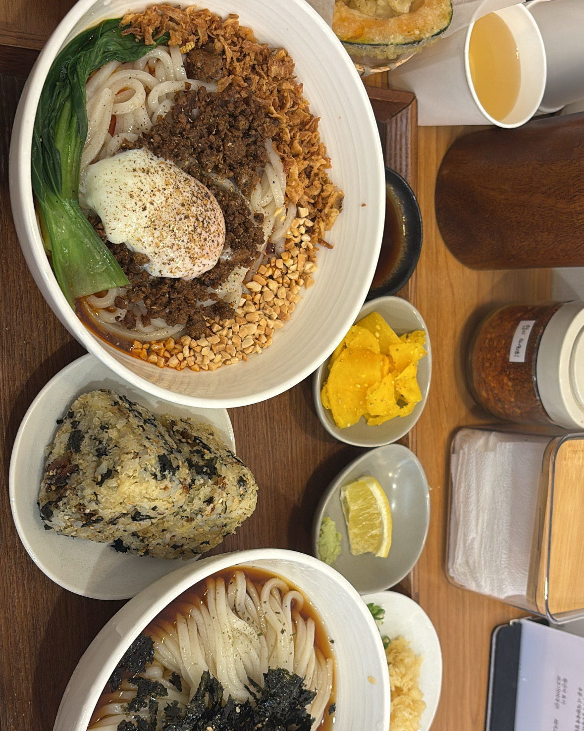 진짜 냉우동 너무너무 먹고싶었는데 진심 대박 넘. 맛있고 주먹밥은 신기하게 바삭바삭해서 맛