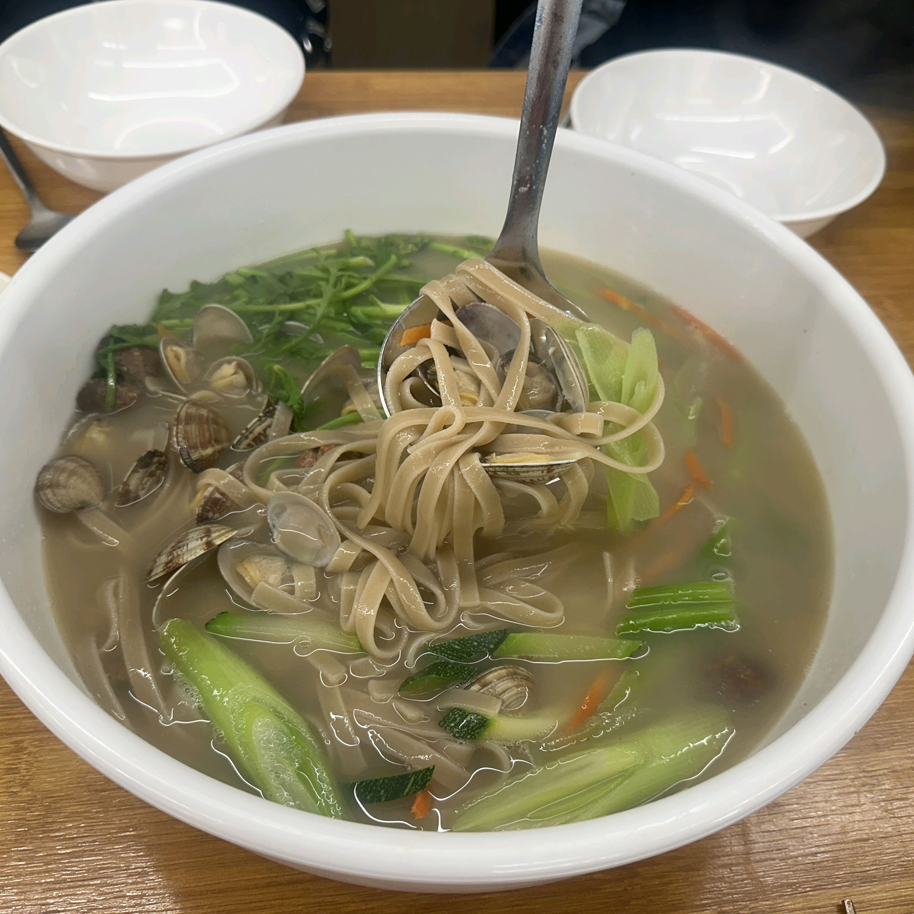 정갈하고 깔끔한맛이에요 쌀면이 정말 쫄깃하고 다먹을때까지 불지않고 맛있게 먹었어요 먹으면서