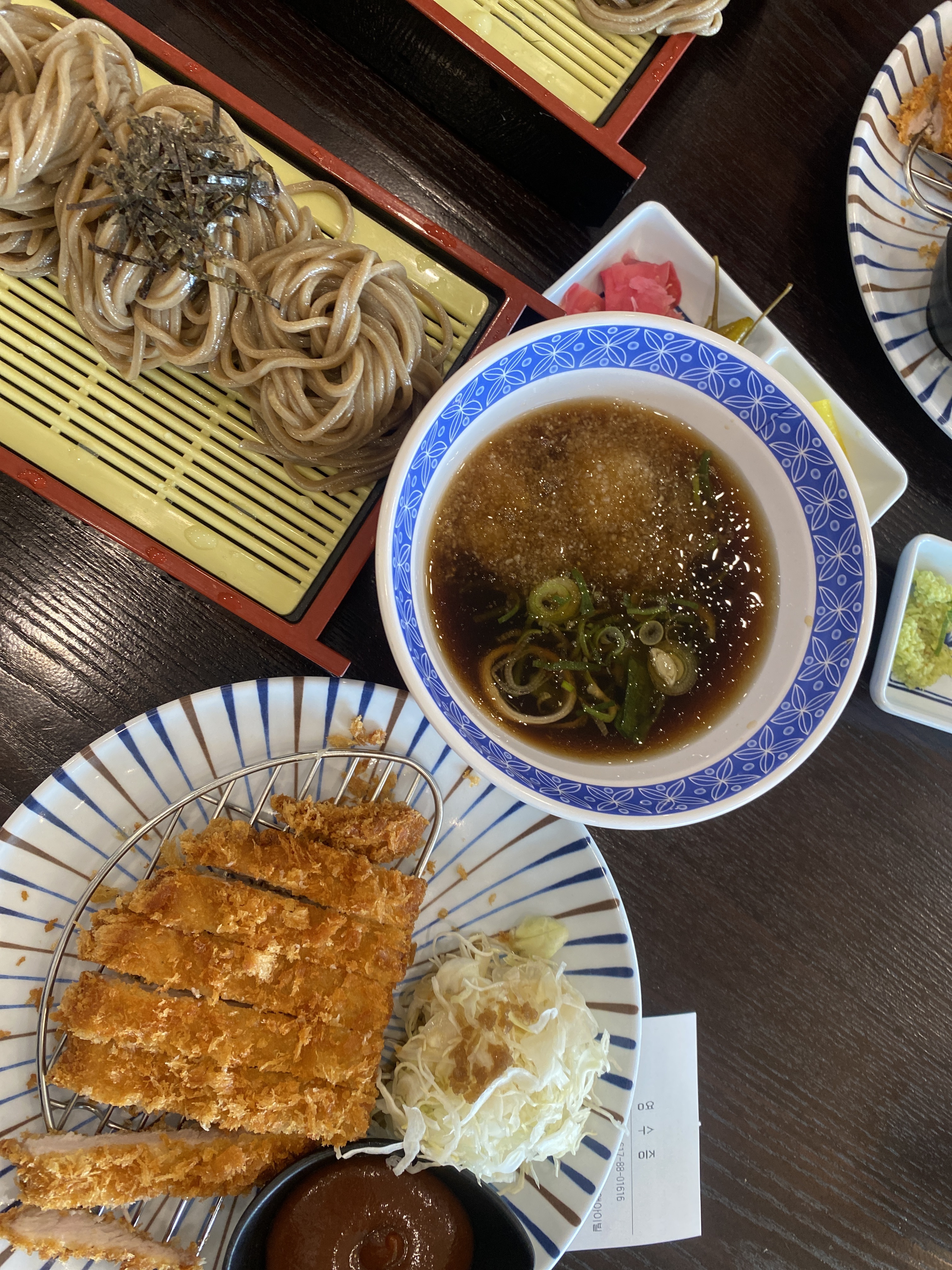 가족들과 나들이겸 먹으러 왔는데 역시나 맛집이네여? 돈가스 바삭하고 소바가 탱글하니 맛있어