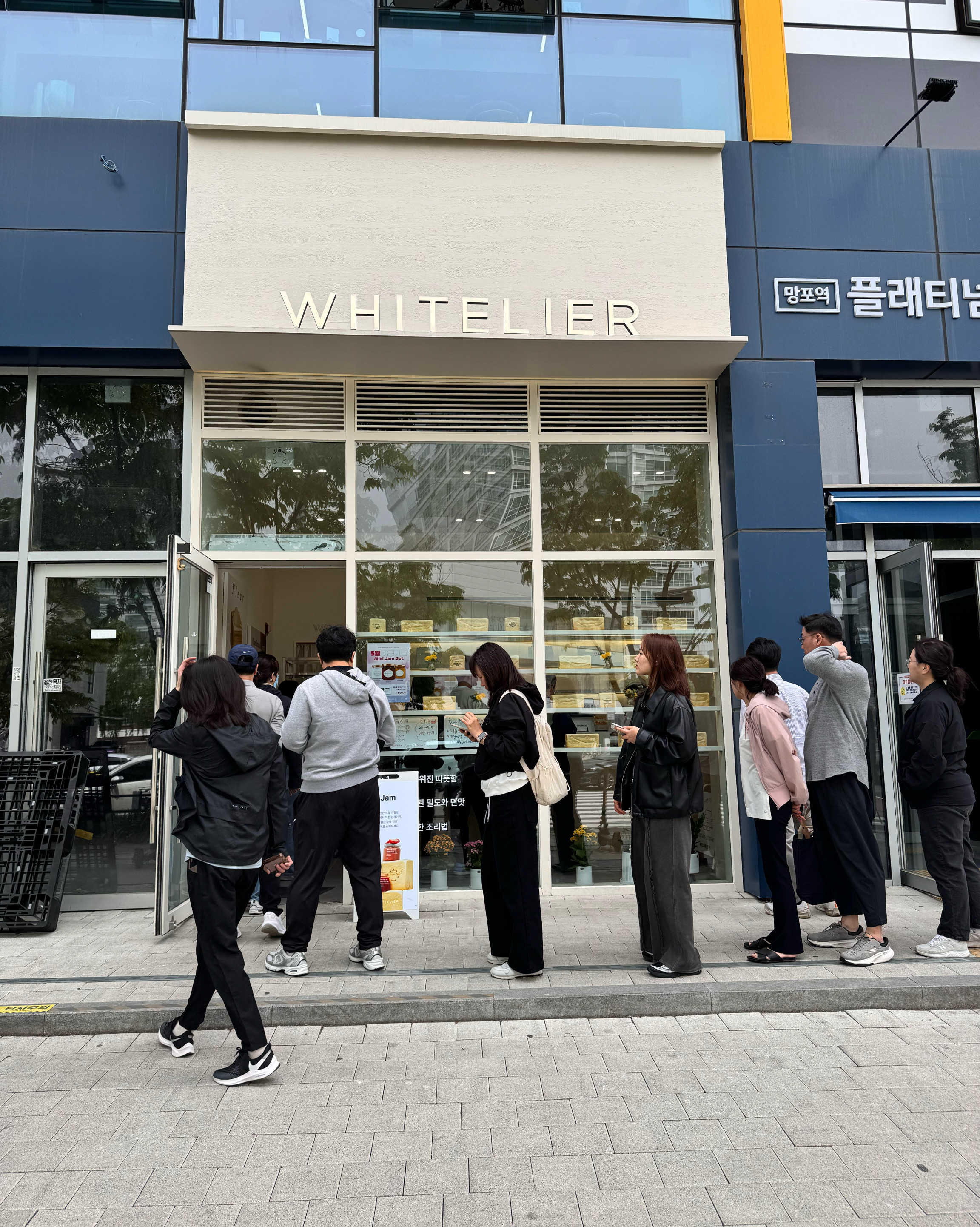 😊 망포역에 갔다가 우연히 들렸어요! 뒤늦게 줄서서 운좋게 식빵 겟했습니다! 식빵은 풀 사