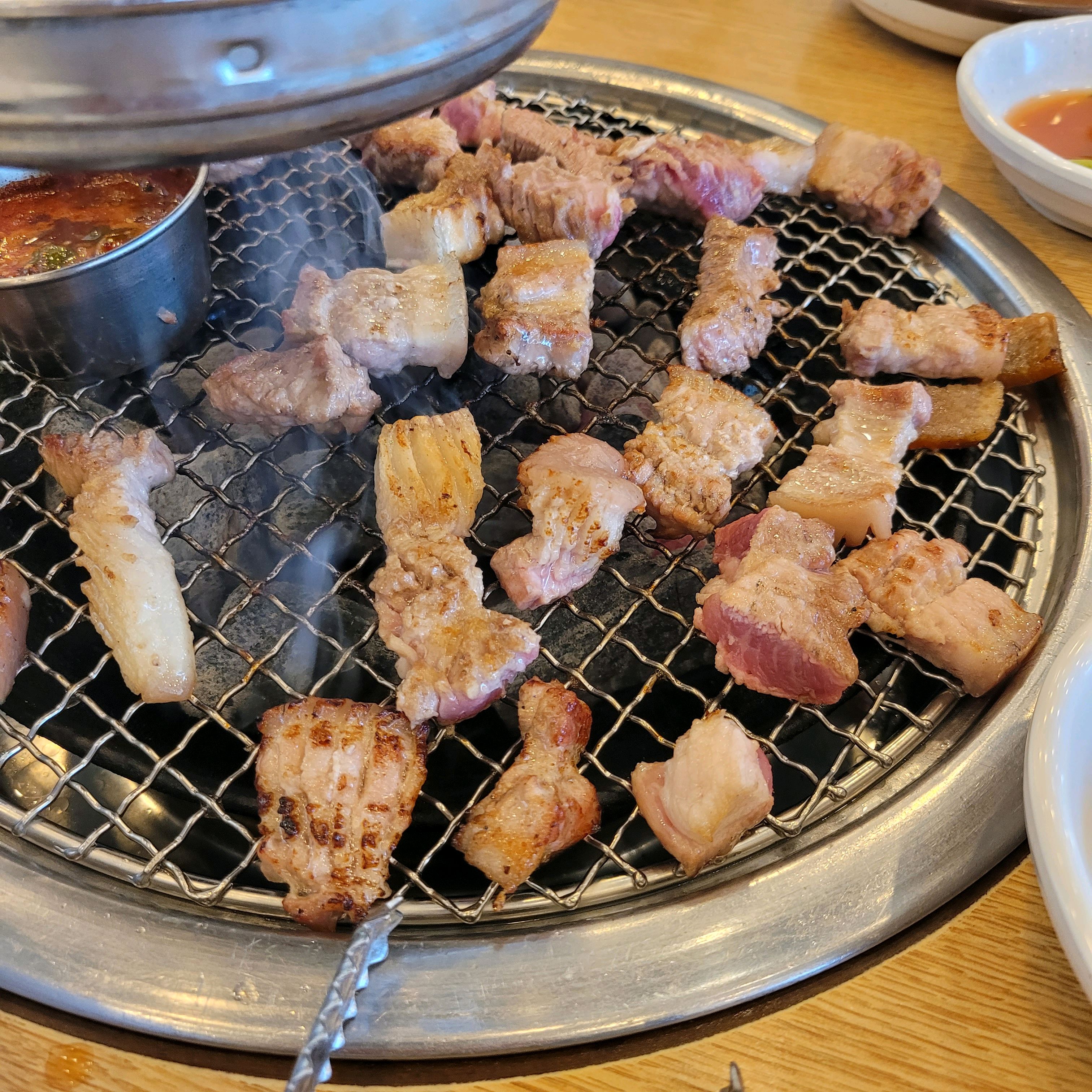 고기도 맛있고 특히 껍데기가 맛있어요 - 제주 맛집 늘봄흑돼지