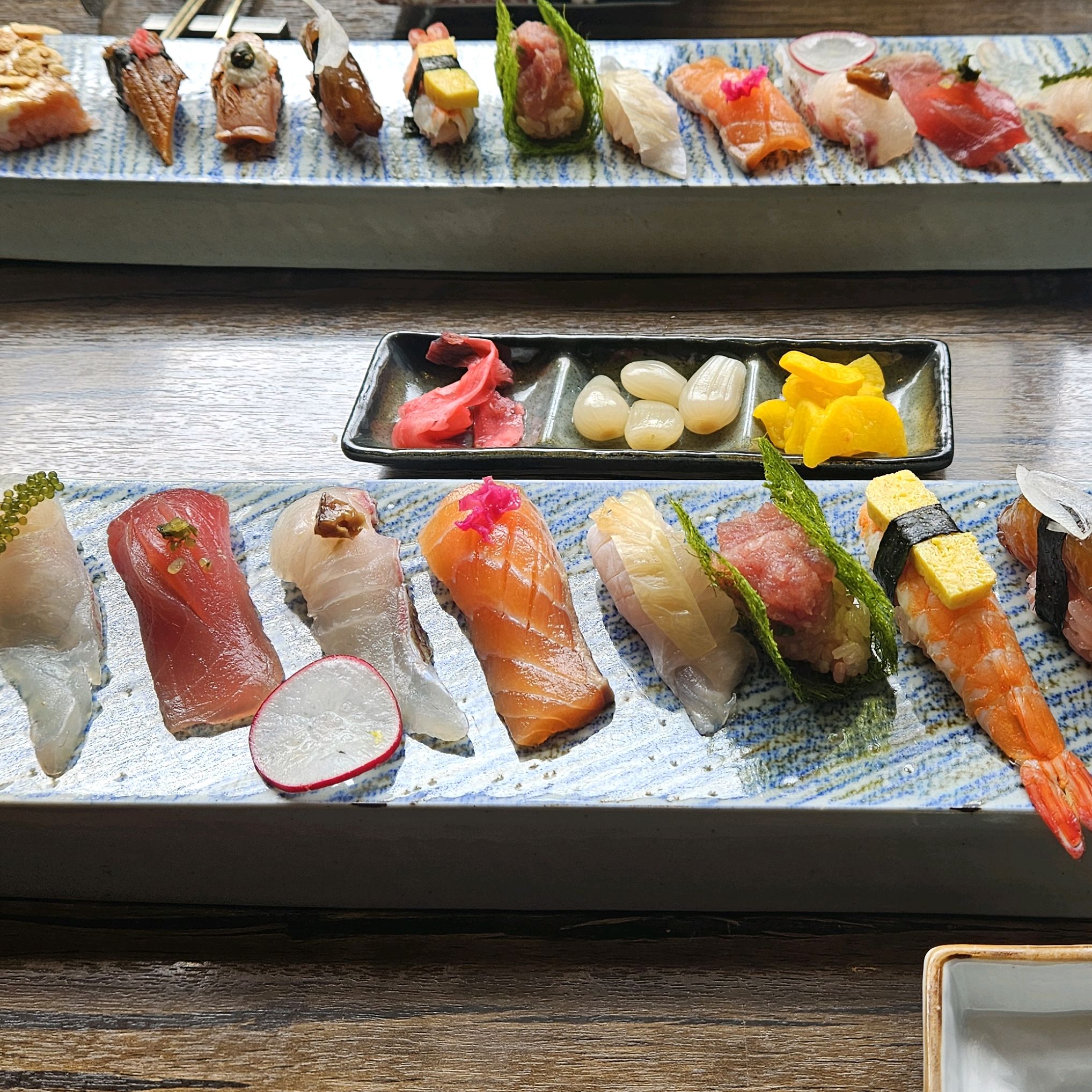 자리를 치우는데 오래걸려서인지 빈자리가 있으나 대기를 했다 대기중에도 원하는 음식을 미리