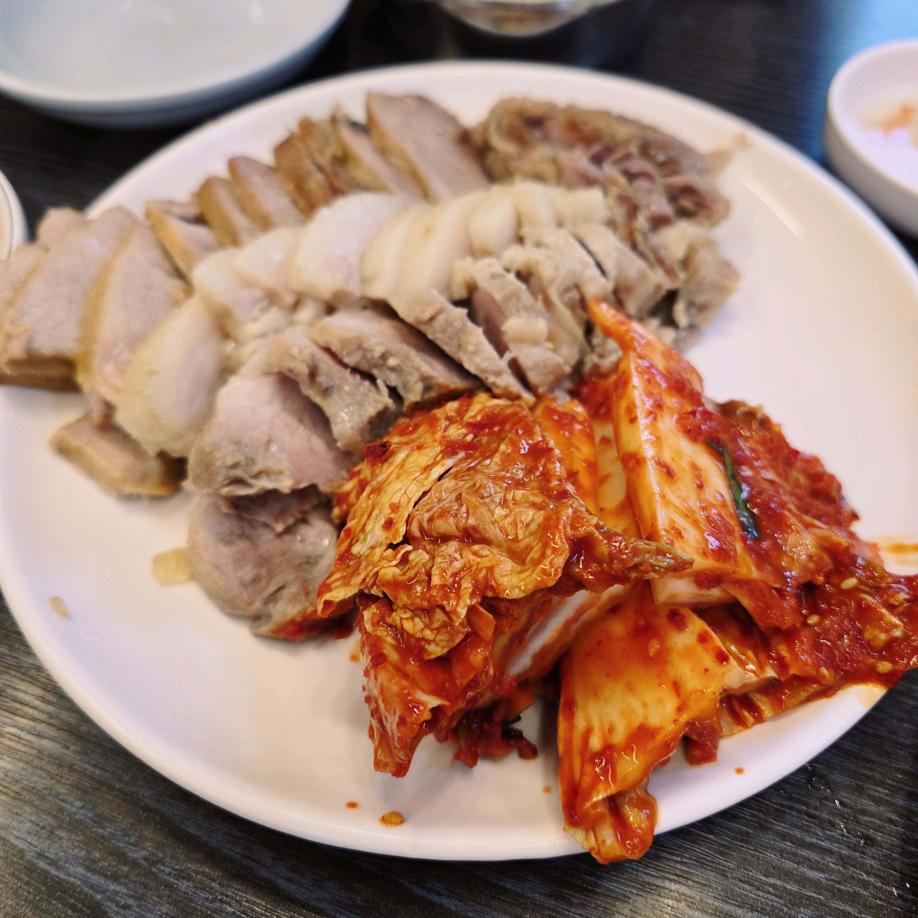 주말 이른 저녁으로 방문했으나 길었던 웨이팅 줄... 그래도 생각보다 회전율이 빨라 나름 