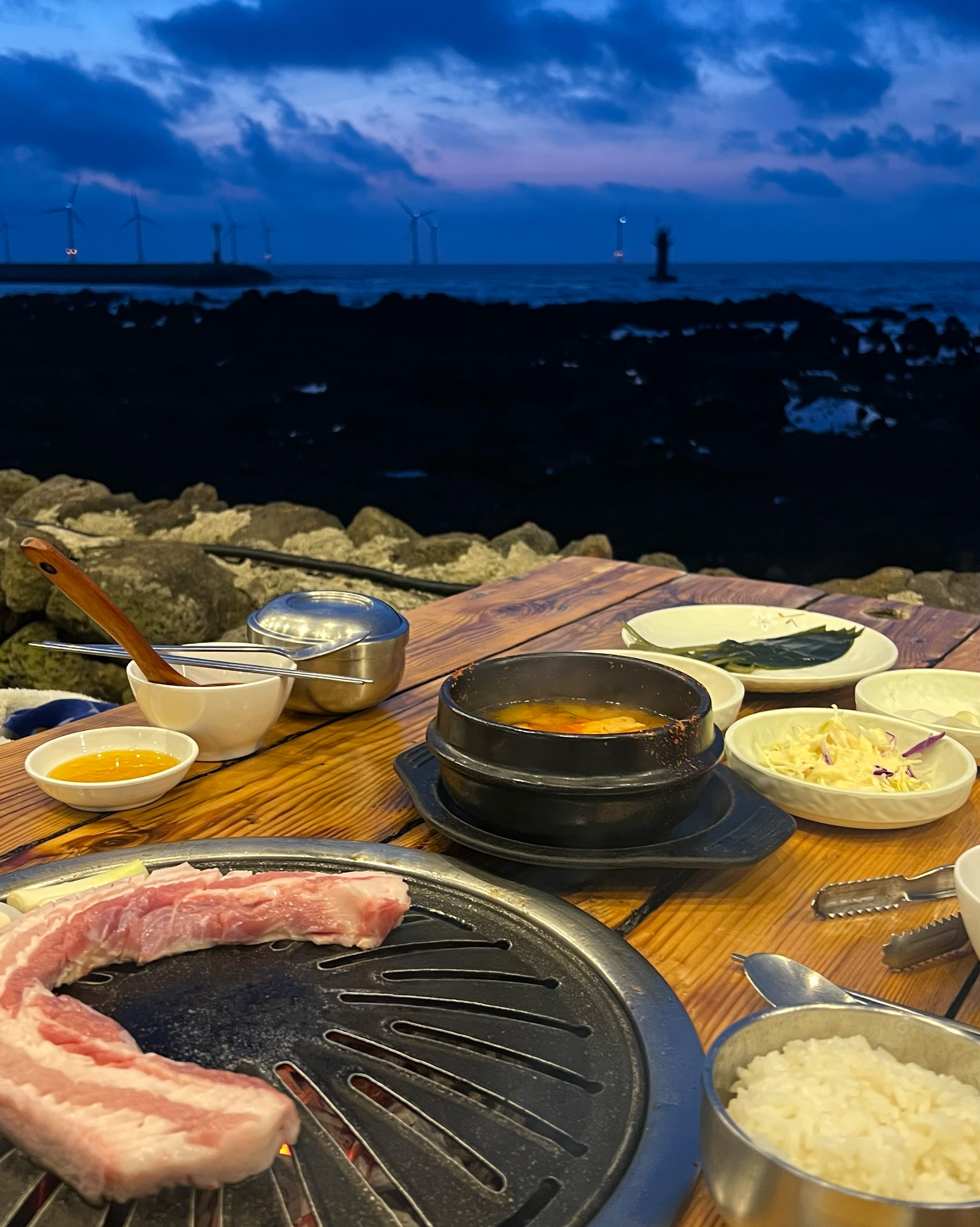 뷰 맛집인곳으로 인정합니다! 숙소근처라서 흑돼지랑 맥주 함께 먹으니 더 꿀맛🫶 뷰는 보장합