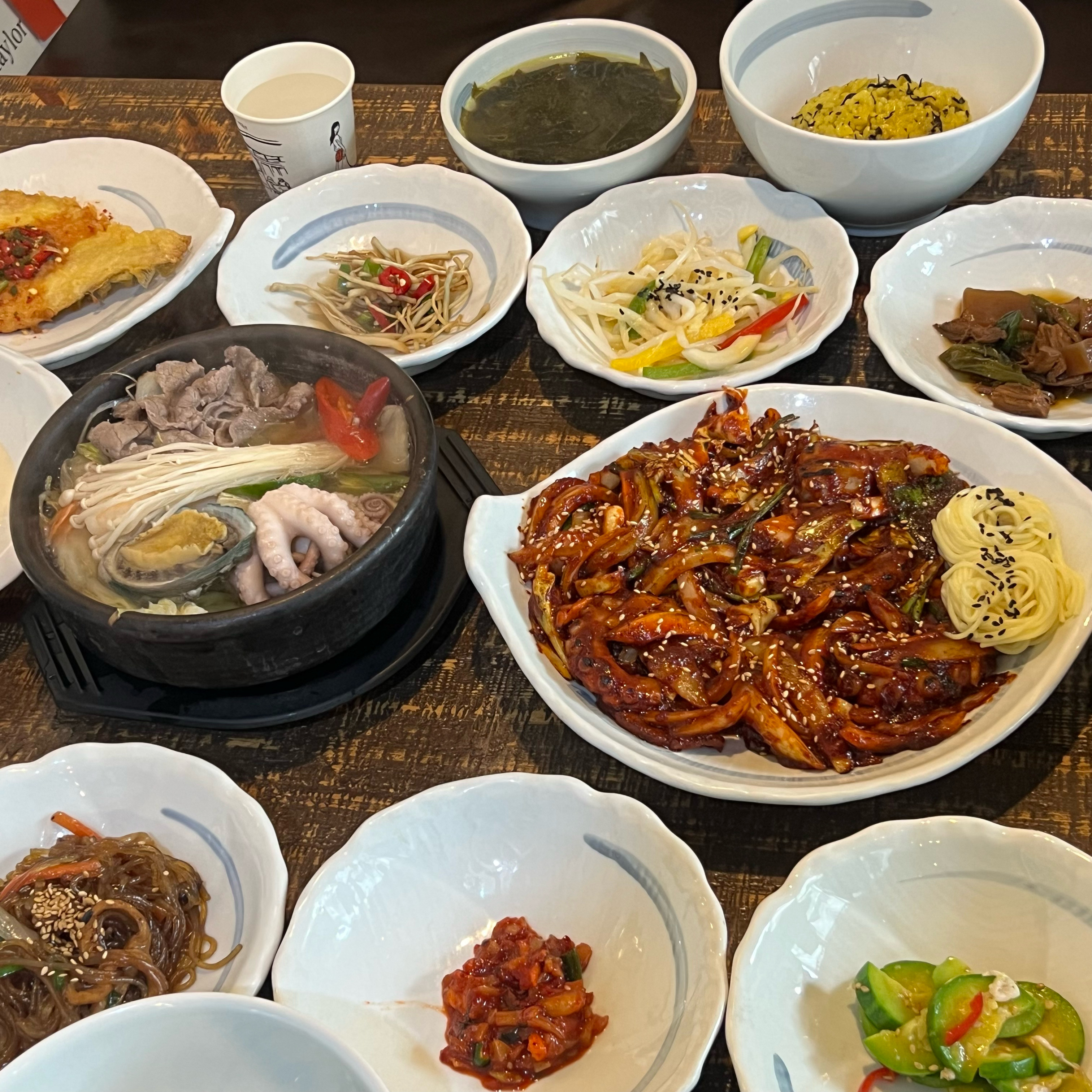 어버이날 기념으로 부모님 모시고 미리 예약하고 왔어요 음식도 맛있고 푸짐하게 잘 나와서 너