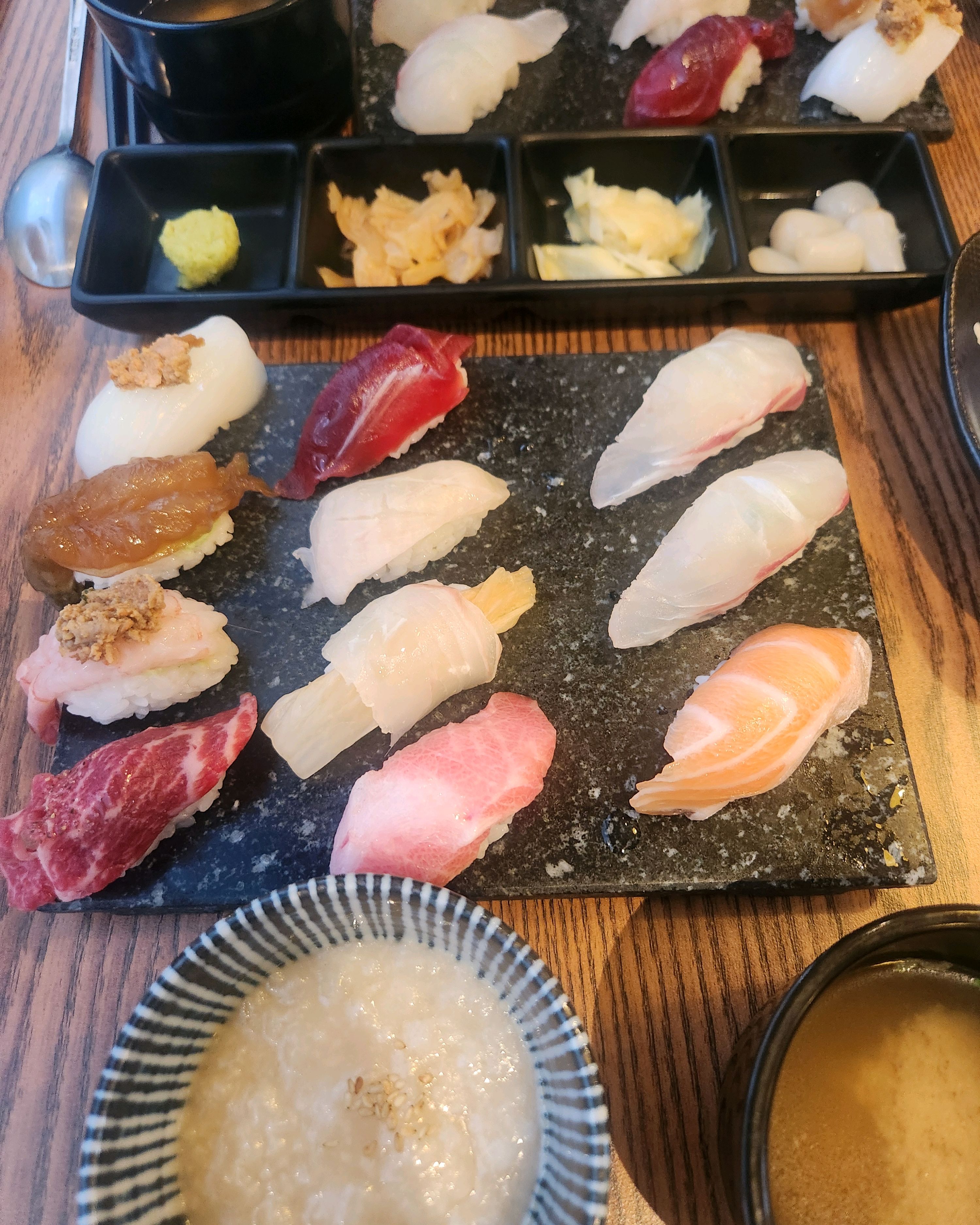 직원분들도 친절하고 초밥이 부드럽고 비린맛도 없이 맛있어요~ 초밥 좋아하는데 맛있어서 재방