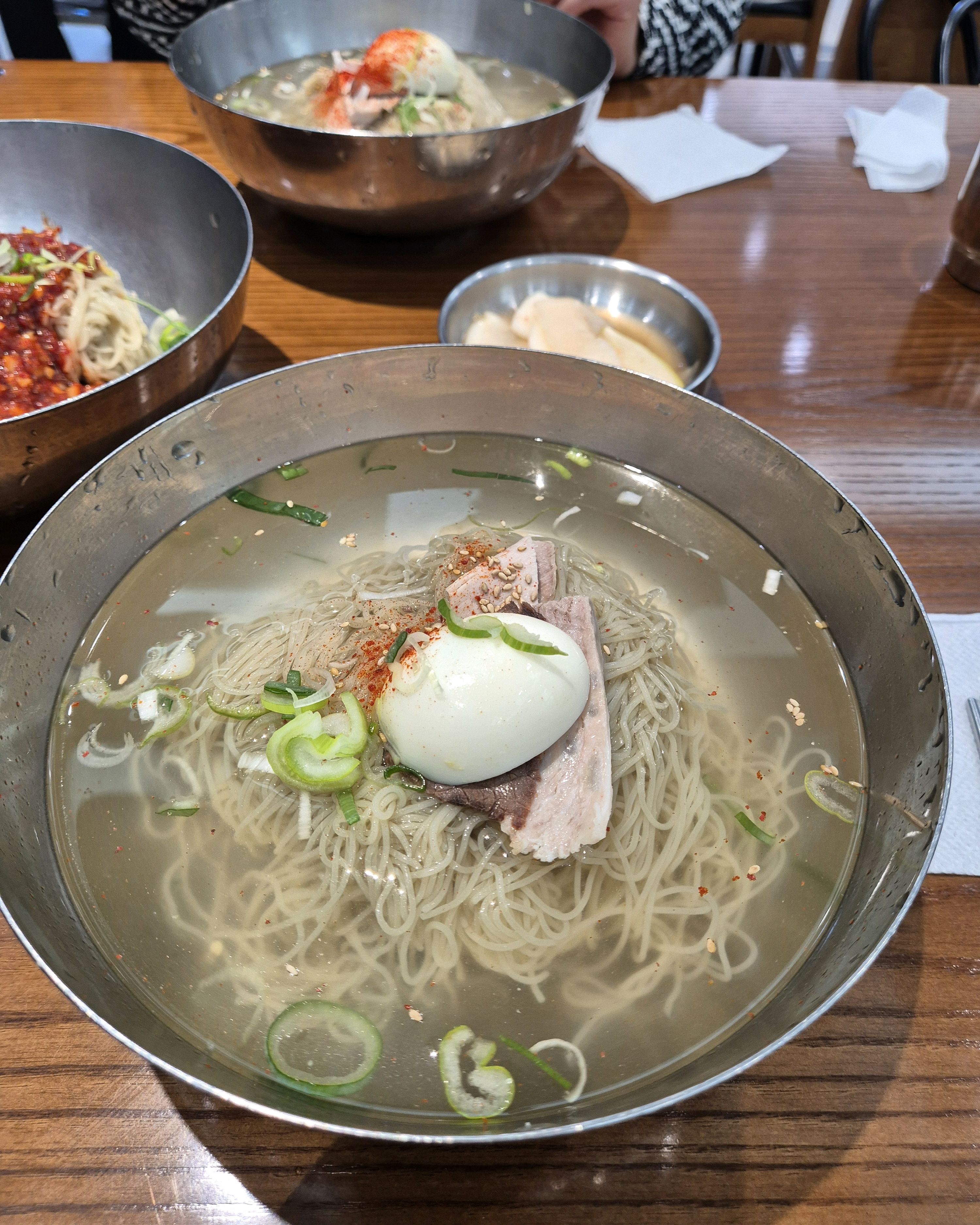 두번째 방문. 두사람이서 물냉하나씩 시키고 비빔사리 추가했음. 그런데 국물맛이  앞전에 비