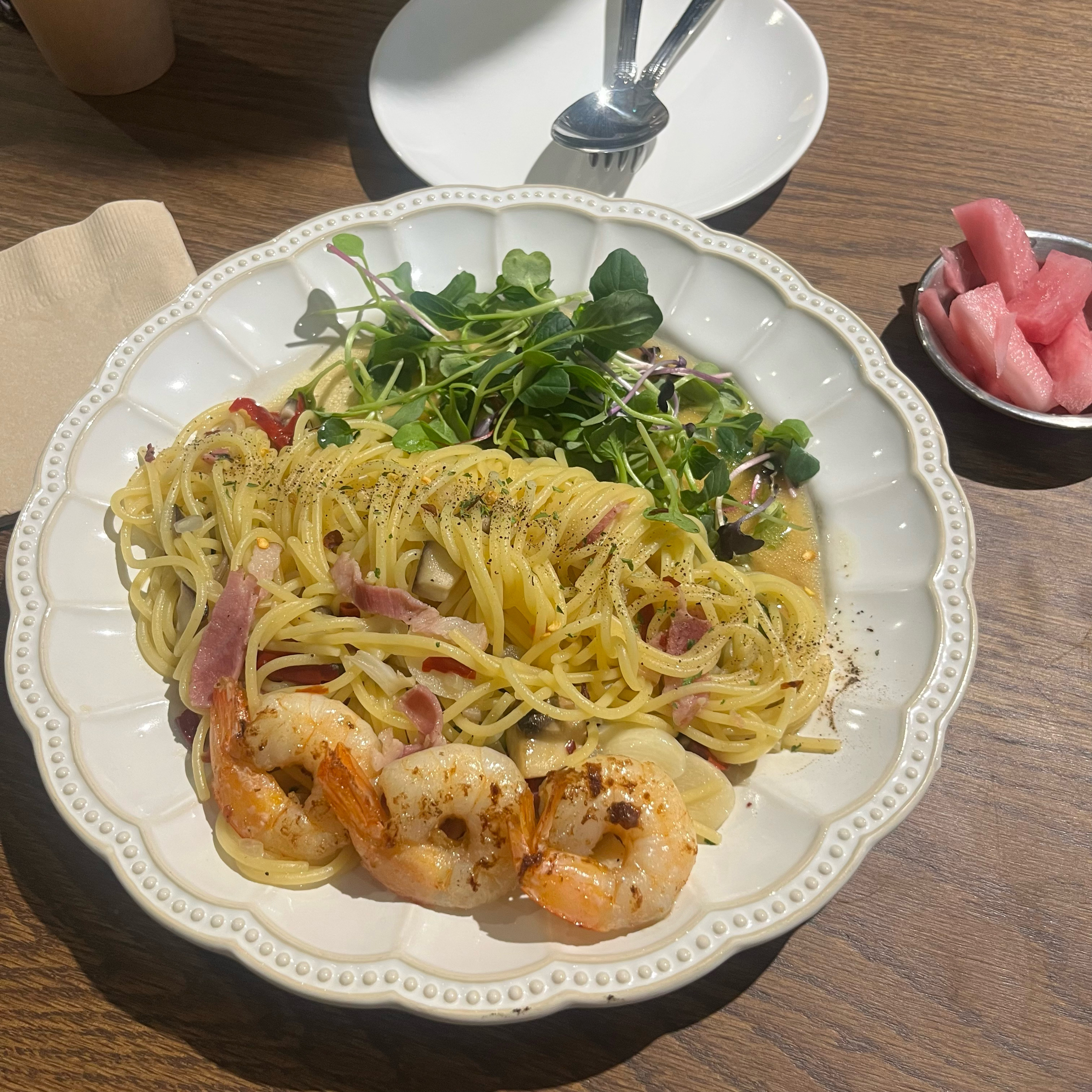 매장 너무 예쁘고, 음식도 맛있어요. 직원분들도 엄청 친절하십니당 😀 테라스도 예쁘게 되어