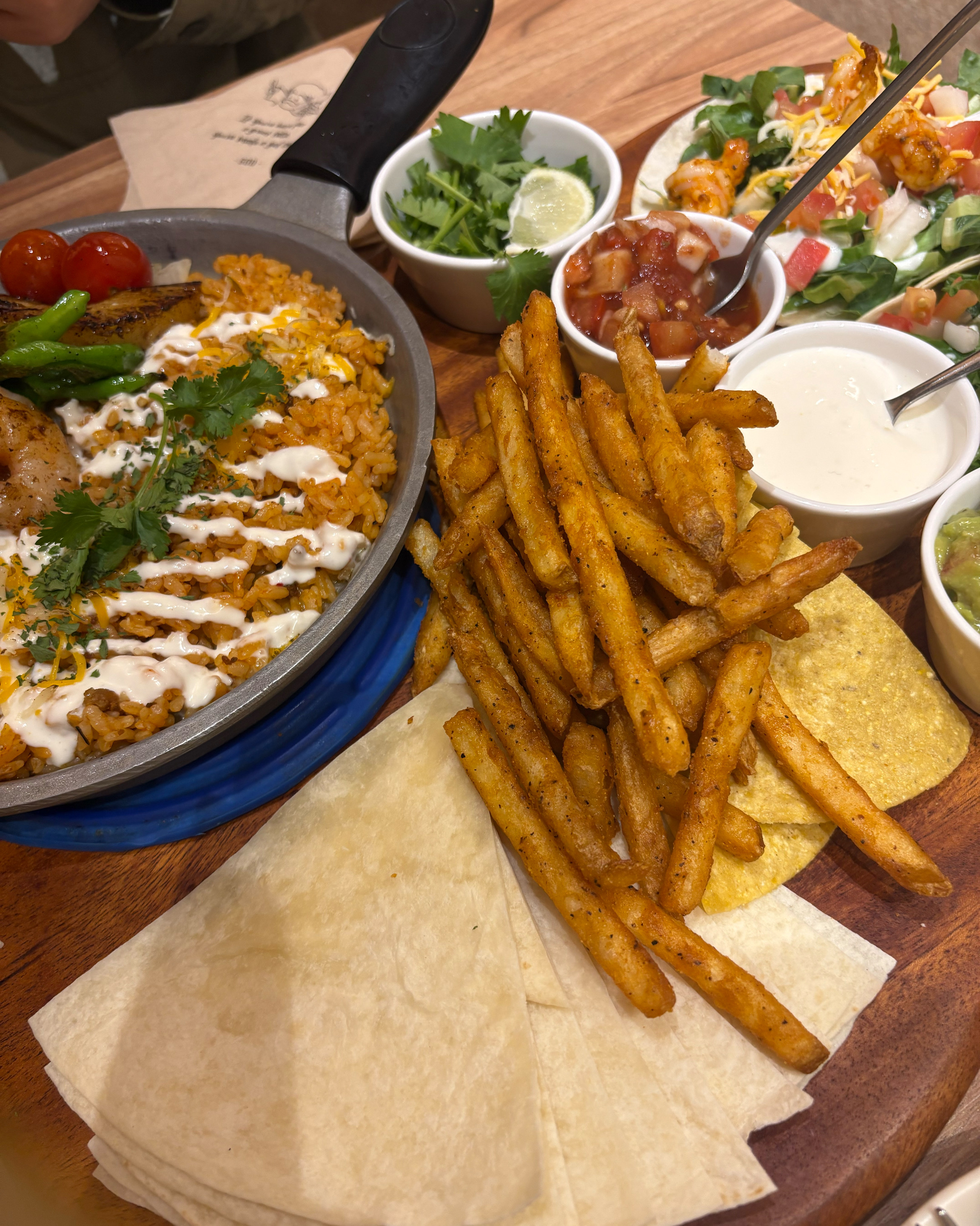 인테리어도 너무 깔끔하고 음식도 맛있어요! 너무 추천합니다🥰 - 압구정 로데오 맛집 갓잇 압구정 도산공원점