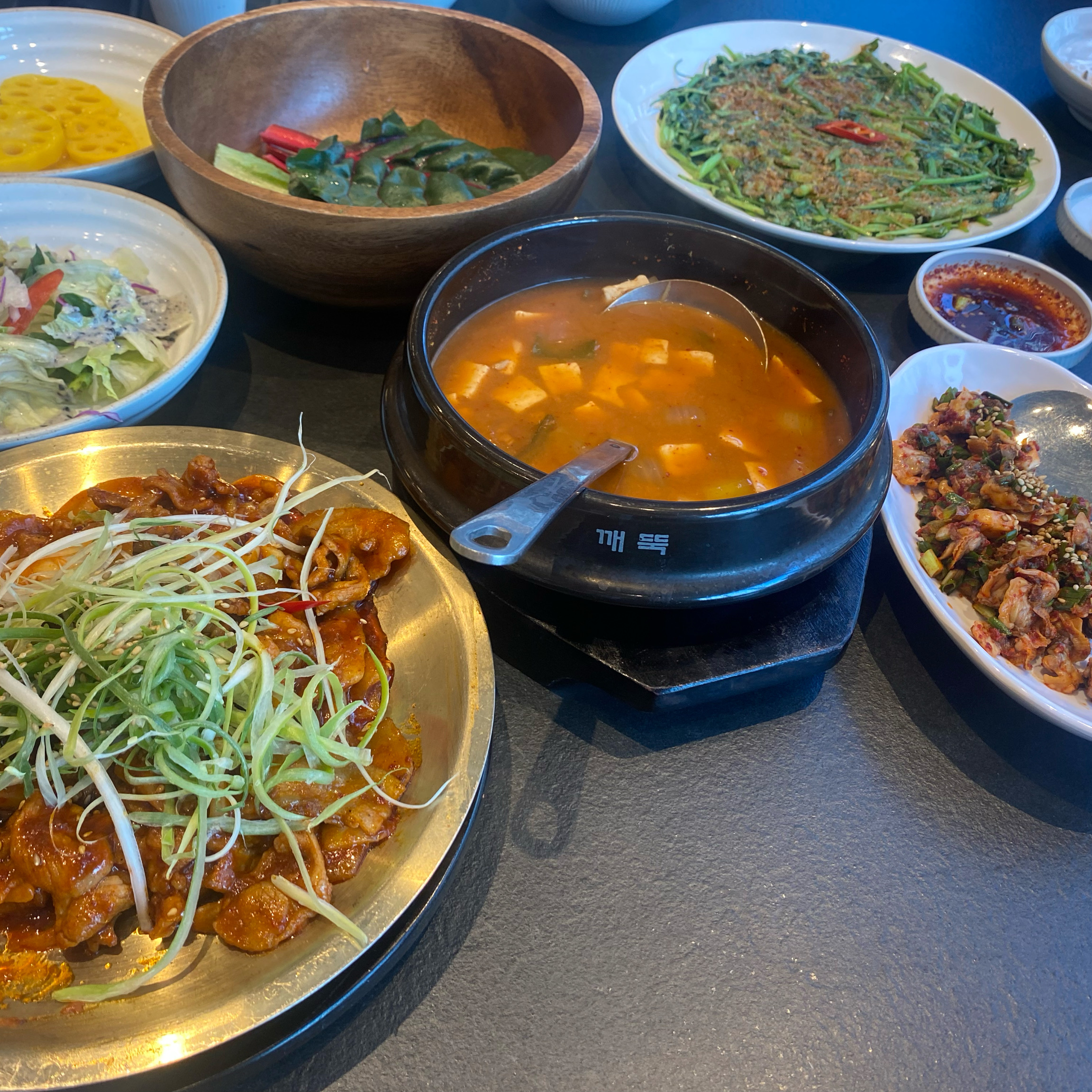집도 가깝고 한번와봐야지했는데 늦은 어버이날겸 가족모임했어요 한정식좋아하는 부모님도잘드시고