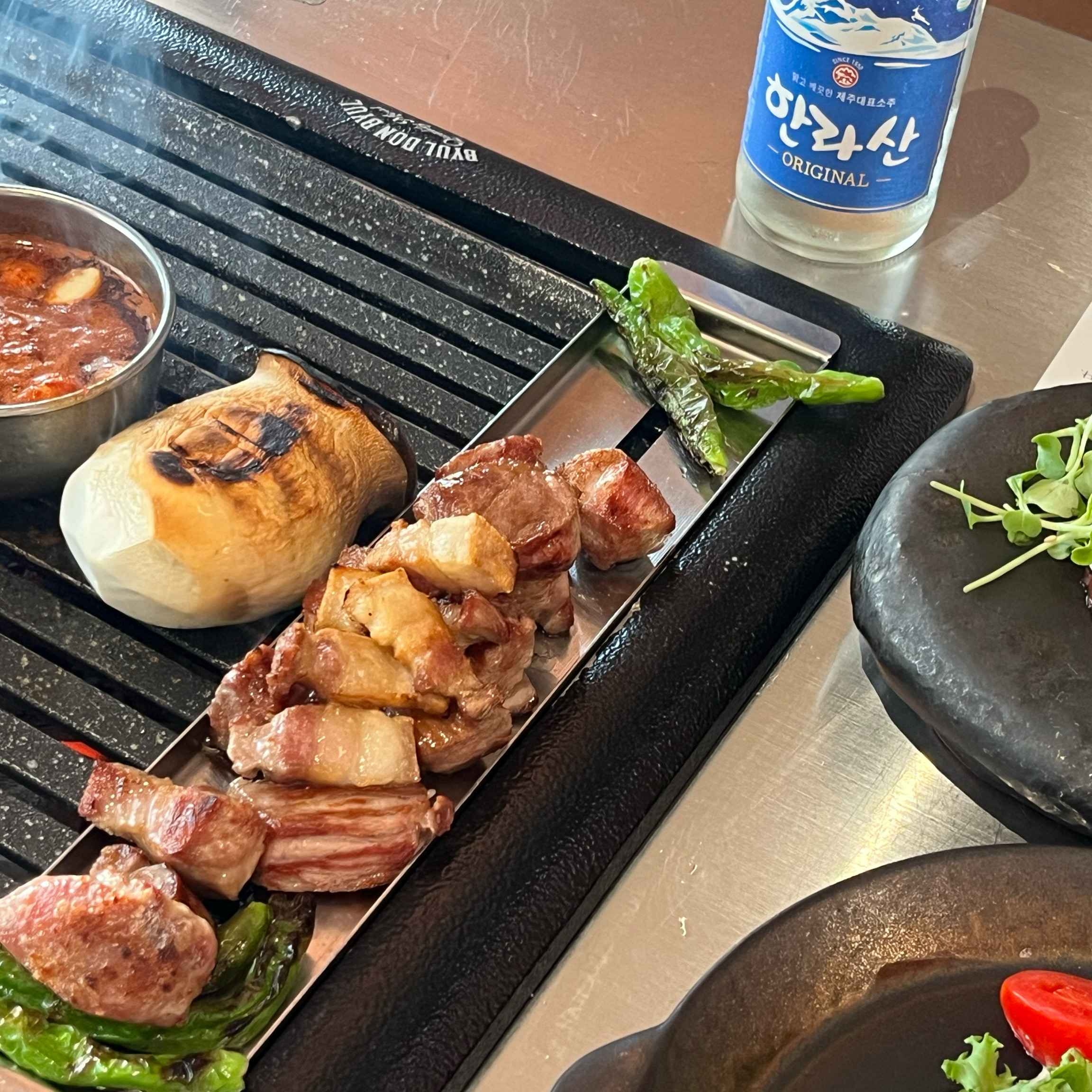 좋은 고기를 직접 구워주셔서 - 제주 맛집 별돈별 중문 본점