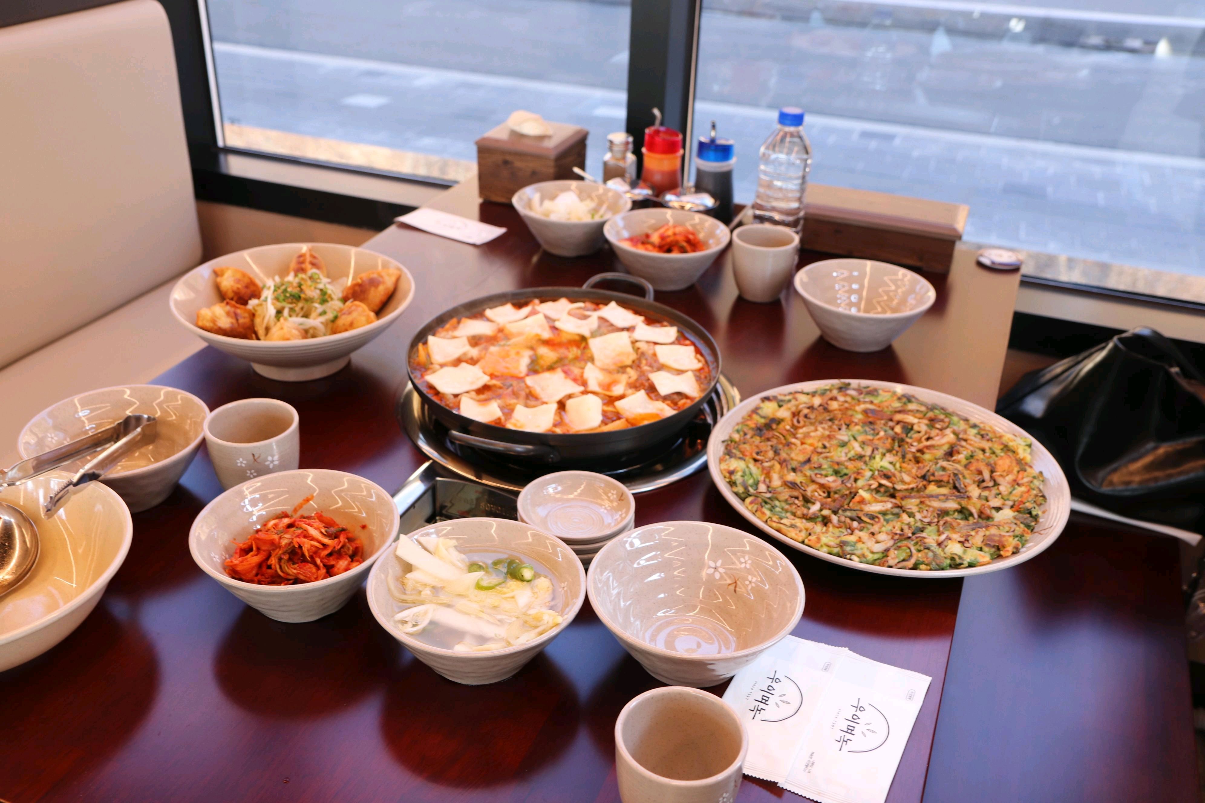 차돌 수제비를 주문했는데 육수가 진하고 깊은 맛이 느껴졌어요. 면발도 쫄깃하고 식감이 좋았