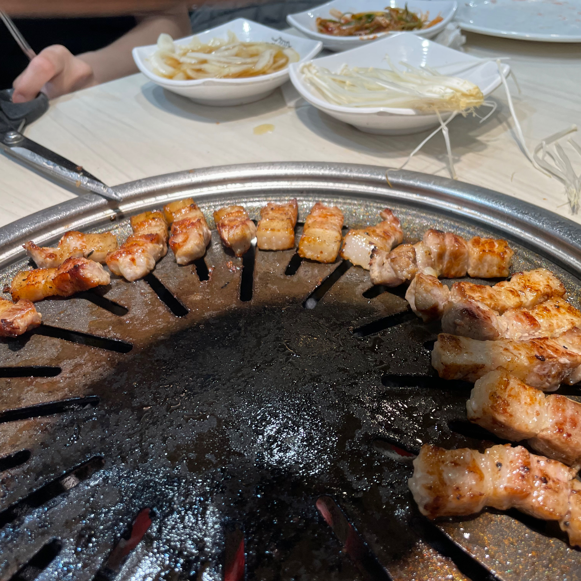 명륜진사갈비 삼겹살도 맛있네요 ㅋㅋㅋ 두꺼운 구워주는 삼겹살집 간 줄 알았어요. 갈비도 맛