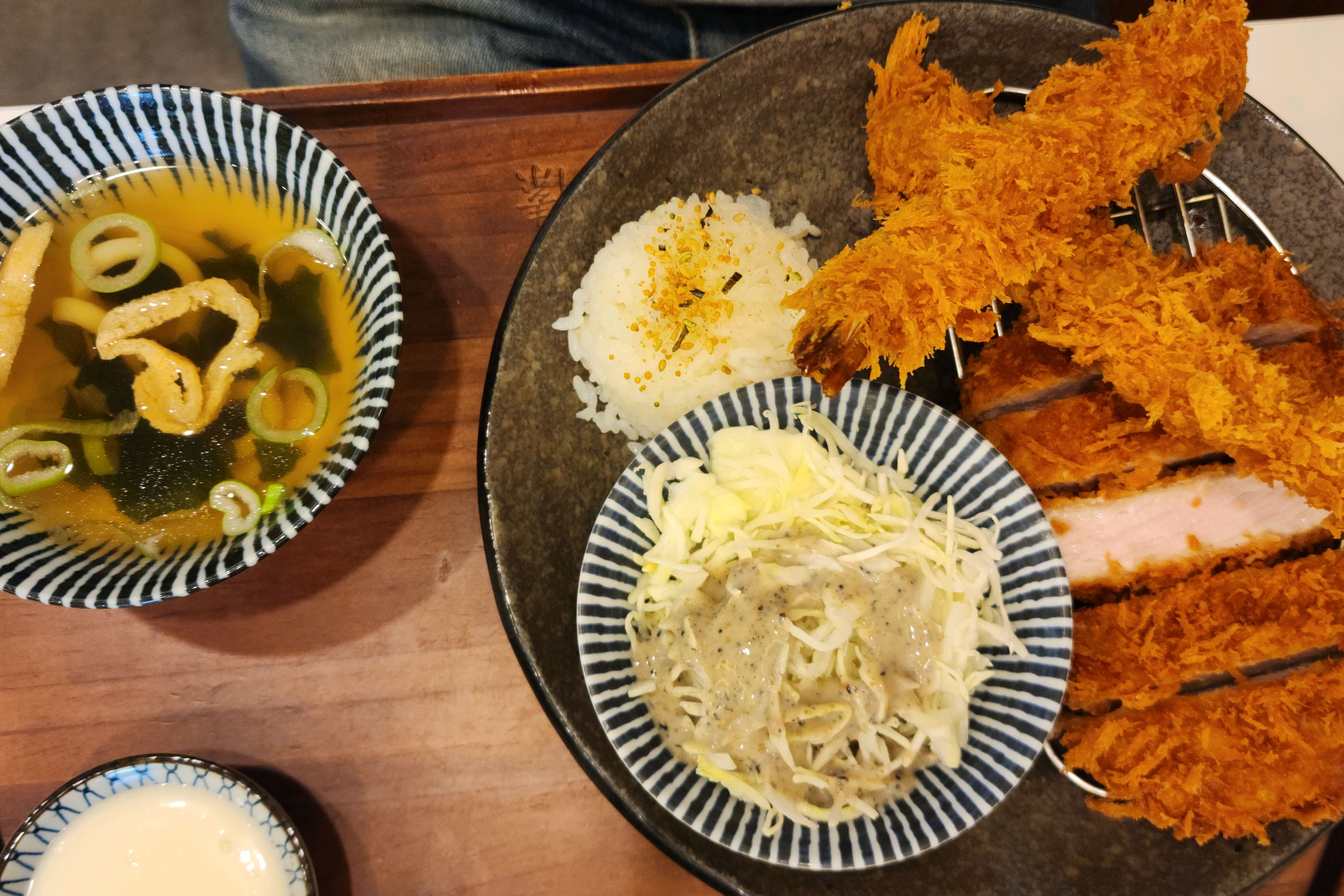 직원분이 친절하시고 매장이 청결해요. 돈까스 고기 두툼해서 맛있고 세트구성이 괜찮아요. 사