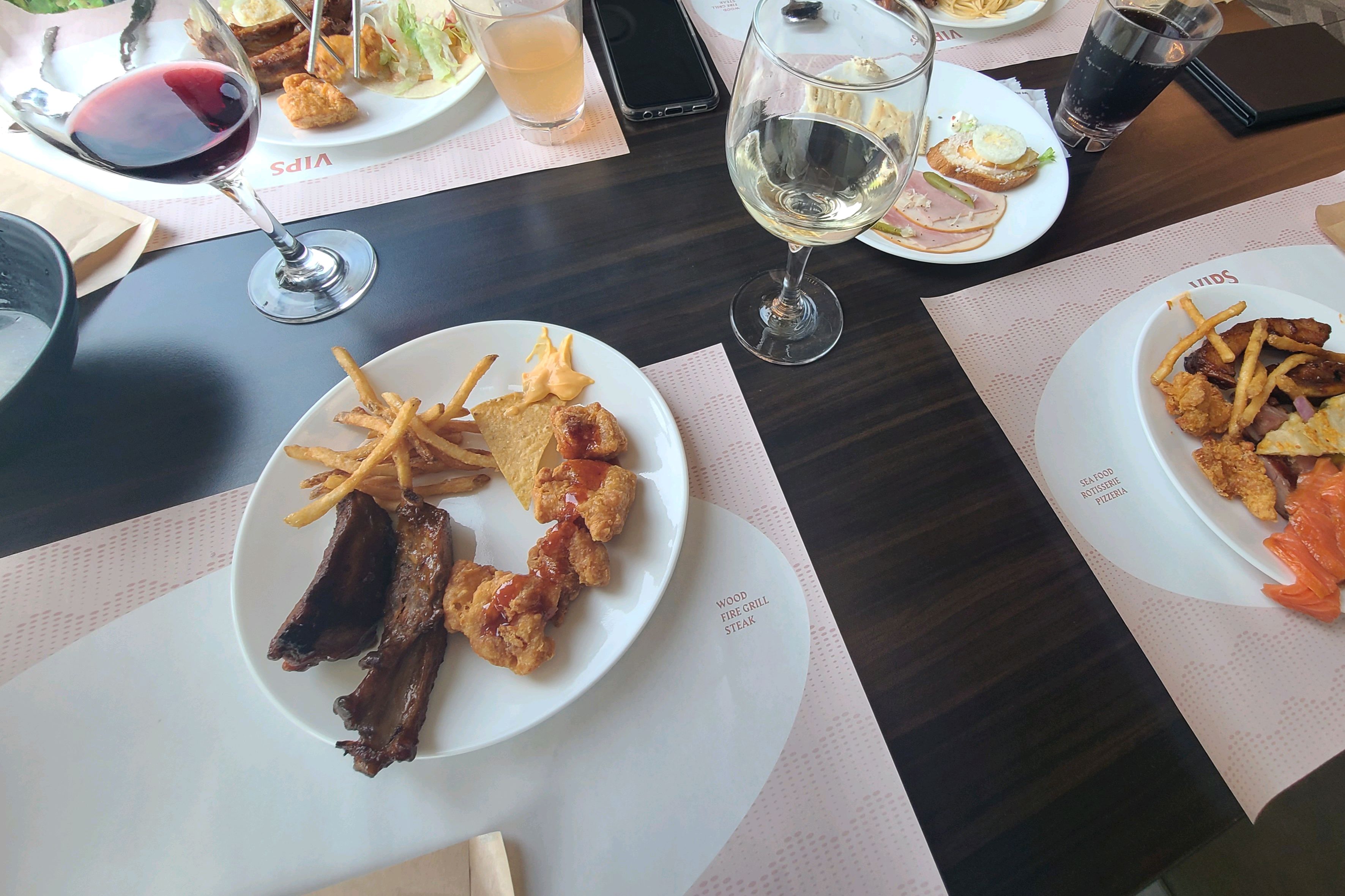 음식들도 맛있는편이고~ 안내해주신 교육생 여직원분도 친절!하셔서 매우 좋았어요~ 👍 - 대전 현대아울렛 맛집 빕스 대전현대아울렛점