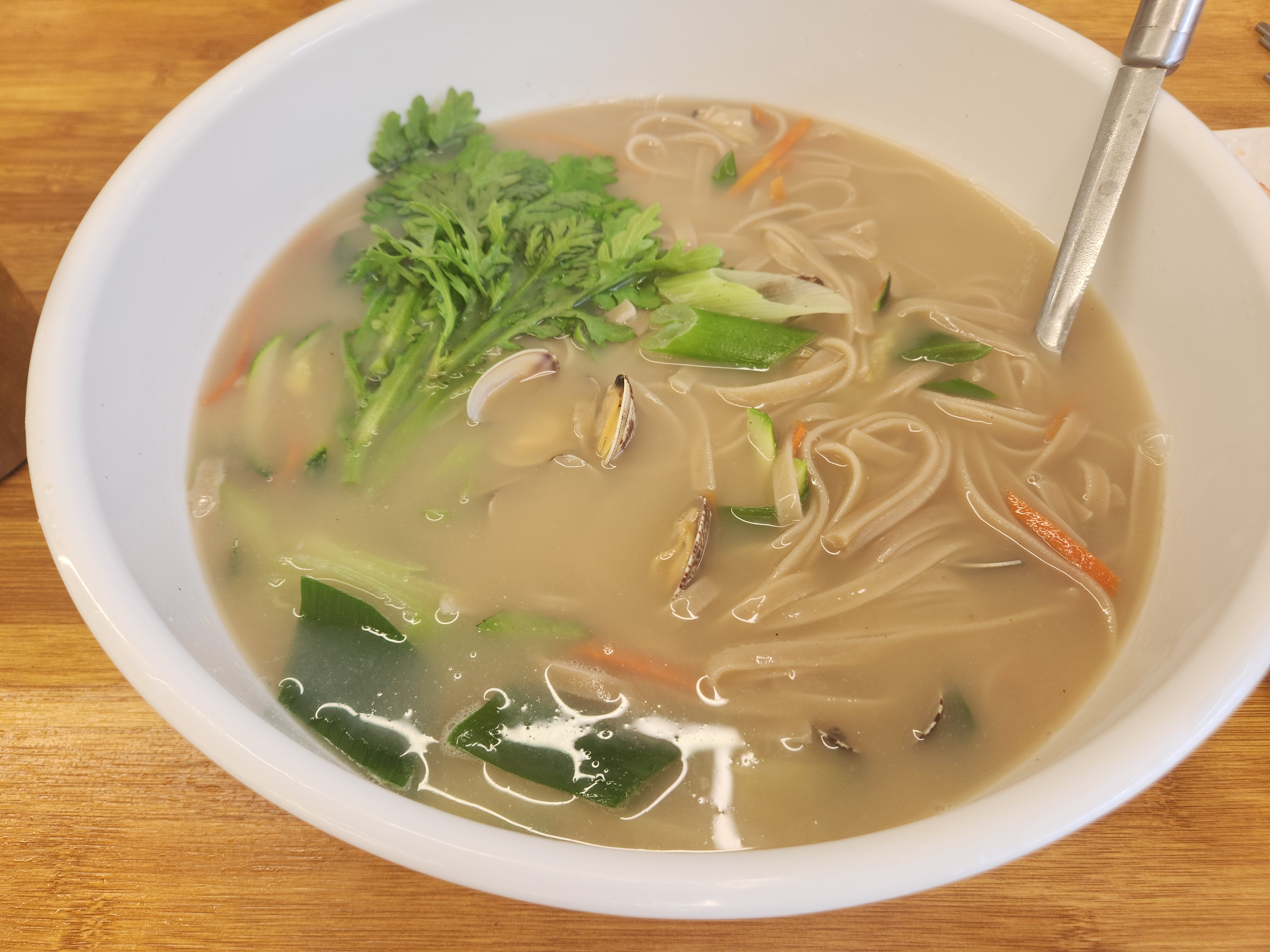 국물 맛있어요~ 쌀면이라 부담 없이 좋네요 - 인천 맛집 최부영칼국수